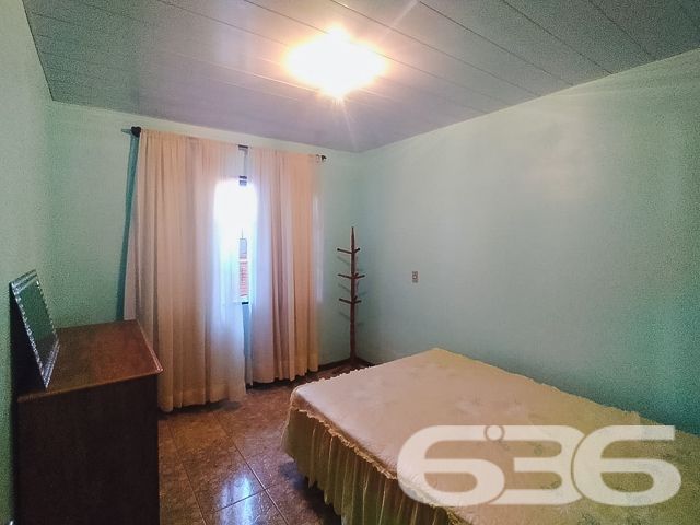 Descubra a casa dos seus sonhos em Balneário Barra do Sul, uma residência padrão térrea que une conforto e conveniência. Localizada no coração da cidade, esta propriedade oferece uma vida prática e cercada de facilidades, perfeita para quem valoriza a tranquilidade sem abrir mão da acessibilidade.

Características do Imóvel:

Tipologia: Residencial padrão, térreo.
Composição: 4 dormitórios espaçosos, 2 banheiros completos, sala de estar e jantar integradas, cozinha ampla e prática, além de garagem coberta e descoberta para até 3 veículos.
Localização: Situada em Balneário Barra do Sul, SC, no Centro, com ruas pavimentadas e fácil acesso a serviços essenciais como escolas, hospitais, transporte público e internet.
A sala de estar e jantar são perfeitas para reunir família e amigos, enquanto a cozinha é equipada para atender todas as necessidades diárias, com espaço suficiente para momentos de culinária e convivência.

Cada quarto oferece privacidade e conforto, com destaque para a versatilidade, ideal para adaptar-se às necessidades de qualquer família. O amplo terreno ainda proporciona um grande potencial para expansão ou customização, tornando este imóvel uma tela em branco pronta para ser transformada em seu lar dos sonhos.

Externamente, a residência é totalmente murada, oferecendo segurança e privacidade. A localização em esquina maximiza o acesso e as possibilidades de uso do espaço externo, perfeito para atividades ao ar livre ou futuras ampliações.

Este imóvel não apenas representa uma moradia, mas um investimento em qualidade de vida, cercado pela tranquilidade de Balneário Barra do Sul e a garantia de um patrimônio seguro e valorizado. Ideal para quem busca uma residência pronta para morar ou uma excelente oportunidade de investimento imobiliário.

Contate a 636 Negócios Imobiliários hoje mesmo e descubra como este belo imóvel pode ser o cenário perfeito para seus próximos capítulos de vida e de realizações. Explore o potencial pleno deste espaço e faça dele seu novo lar ou seu próximo grande investimento.
 
636 NEGÓCIOS IMOBILIÁRIOS: A SUA MELHOR ESCOLHA
Com mais de 30 anos de experiência, a 636 Negócios Imobiliários é sua parceira ideal para encontrar o imóvel perfeito. Estamos prontos para ajudá-lo a fazer deste imóvel o seu novo lar.
 
Telefone: (47) 3451-0636
WhatsApp: (47) 99190-0636
 
Não perca esta oportunidade única. Visite nosso site para mais informações: i636.com.br