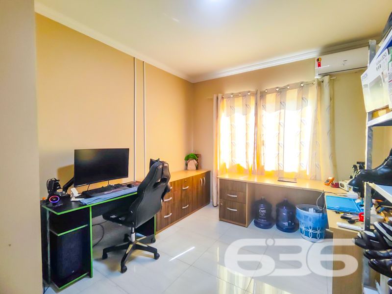 Imóvel diferenciado à venda no Centro de Balneário Barra do Sul – Ideal para morar e investir!

Apresentamos esta excelente oportunidade de aquisição de um imóvel com perfil misto – residencial e comercial – estrategicamente localizado no coração de Balneário Barra do Sul. São 550 m² de área construída sobre um amplo terreno plano e murado de 566 m².

O imóvel é composto por três edificações independentes, o que proporciona potencial de rendimento com locação e privacidade entre os espaços:

* Na parte frontal do terreno, há duas salas comerciais com acessos distintos, sendo uma com 90 m² e outra com 37 m², ideais para quem busca empreender ou gerar renda passiva com aluguéis.

* No piso superior, localizam-se dois apartamentos, cada um com cerca de 100 m² de área útil, contendo:
* 1 suíte + 2 dormitórios
* Sala de estar e cozinha integradas
* Área de serviço e sacada
* Ambientes bem planejados, confortáveis e com ótima incidência solar.

* Nos fundos do terreno, com acesso independente, encontra-se uma residência com 195 m², distribuída em:
* 3 suítes (sendo uma com closet)
* Sala de estar e jantar integradas
* Cozinha planejada
* Área gourmet com churrasqueira, fogão a lenha e forno de pizza
* Piscina aquecida
* Jardim e garagem coberta para dois veículos

Além disso, o imóvel possui:
* 9 banheiros no total
* 4 áreas de serviço
* Móveis sob medida nas cozinhas
* Ar-condicionado instalado
* Localização privilegiada: perto de vias de acesso, escolas, hospitais e serviços essenciais

Imóvel ideal para famílias grandes, investidores ou profissionais liberais que buscam espaço, rentabilidade e excelente localização.
 
636 NEGÓCIOS IMOBILIÁRIOS: A SUA MELHOR ESCOLHA
Com mais de 30 anos de experiência, a 636 Negócios Imobiliários é sua parceira ideal para encontrar o imóvel perfeito. Estamos prontos para ajudá-lo a fazer deste imóvel o seu novo lar.
 
Telefone: (47) 3451-0636
WhatsApp: (47) 99190-0636
 
Não perca esta oportunidade única. Visite nosso site para mais informações: i636.com.br