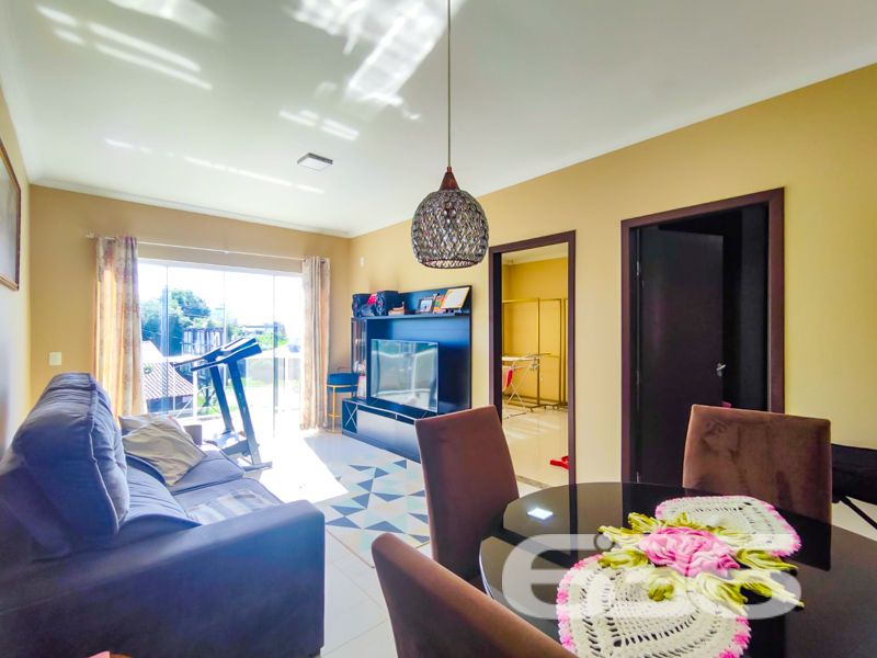 Imóvel diferenciado à venda no Centro de Balneário Barra do Sul – Ideal para morar e investir!

Apresentamos esta excelente oportunidade de aquisição de um imóvel com perfil misto – residencial e comercial – estrategicamente localizado no coração de Balneário Barra do Sul. São 550 m² de área construída sobre um amplo terreno plano e murado de 566 m².

O imóvel é composto por três edificações independentes, o que proporciona potencial de rendimento com locação e privacidade entre os espaços:

* Na parte frontal do terreno, há duas salas comerciais com acessos distintos, sendo uma com 90 m² e outra com 37 m², ideais para quem busca empreender ou gerar renda passiva com aluguéis.

* No piso superior, localizam-se dois apartamentos, cada um com cerca de 100 m² de área útil, contendo:
* 1 suíte + 2 dormitórios
* Sala de estar e cozinha integradas
* Área de serviço e sacada
* Ambientes bem planejados, confortáveis e com ótima incidência solar.

* Nos fundos do terreno, com acesso independente, encontra-se uma residência com 195 m², distribuída em:
* 3 suítes (sendo uma com closet)
* Sala de estar e jantar integradas
* Cozinha planejada
* Área gourmet com churrasqueira, fogão a lenha e forno de pizza
* Piscina aquecida
* Jardim e garagem coberta para dois veículos

Além disso, o imóvel possui:
* 9 banheiros no total
* 4 áreas de serviço
* Móveis sob medida nas cozinhas
* Ar-condicionado instalado
* Localização privilegiada: perto de vias de acesso, escolas, hospitais e serviços essenciais

Imóvel ideal para famílias grandes, investidores ou profissionais liberais que buscam espaço, rentabilidade e excelente localização.
 
636 NEGÓCIOS IMOBILIÁRIOS: A SUA MELHOR ESCOLHA
Com mais de 30 anos de experiência, a 636 Negócios Imobiliários é sua parceira ideal para encontrar o imóvel perfeito. Estamos prontos para ajudá-lo a fazer deste imóvel o seu novo lar.
 
Telefone: (47) 3451-0636
WhatsApp: (47) 99190-0636
 
Não perca esta oportunidade única. Visite nosso site para mais informações: i636.com.br