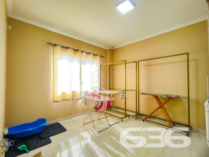 Imóvel diferenciado à venda no Centro de Balneário Barra do Sul – Ideal para morar e investir!

Apresentamos esta excelente oportunidade de aquisição de um imóvel com perfil misto – residencial e comercial – estrategicamente localizado no coração de Balneário Barra do Sul. São 550 m² de área construída sobre um amplo terreno plano e murado de 566 m².

O imóvel é composto por três edificações independentes, o que proporciona potencial de rendimento com locação e privacidade entre os espaços:

* Na parte frontal do terreno, há duas salas comerciais com acessos distintos, sendo uma com 90 m² e outra com 37 m², ideais para quem busca empreender ou gerar renda passiva com aluguéis.

* No piso superior, localizam-se dois apartamentos, cada um com cerca de 100 m² de área útil, contendo:
* 1 suíte + 2 dormitórios
* Sala de estar e cozinha integradas
* Área de serviço e sacada
* Ambientes bem planejados, confortáveis e com ótima incidência solar.

* Nos fundos do terreno, com acesso independente, encontra-se uma residência com 195 m², distribuída em:
* 3 suítes (sendo uma com closet)
* Sala de estar e jantar integradas
* Cozinha planejada
* Área gourmet com churrasqueira, fogão a lenha e forno de pizza
* Piscina aquecida
* Jardim e garagem coberta para dois veículos

Além disso, o imóvel possui:
* 9 banheiros no total
* 4 áreas de serviço
* Móveis sob medida nas cozinhas
* Ar-condicionado instalado
* Localização privilegiada: perto de vias de acesso, escolas, hospitais e serviços essenciais

Imóvel ideal para famílias grandes, investidores ou profissionais liberais que buscam espaço, rentabilidade e excelente localização.
 
636 NEGÓCIOS IMOBILIÁRIOS: A SUA MELHOR ESCOLHA
Com mais de 30 anos de experiência, a 636 Negócios Imobiliários é sua parceira ideal para encontrar o imóvel perfeito. Estamos prontos para ajudá-lo a fazer deste imóvel o seu novo lar.
 
Telefone: (47) 3451-0636
WhatsApp: (47) 99190-0636
 
Não perca esta oportunidade única. Visite nosso site para mais informações: i636.com.br