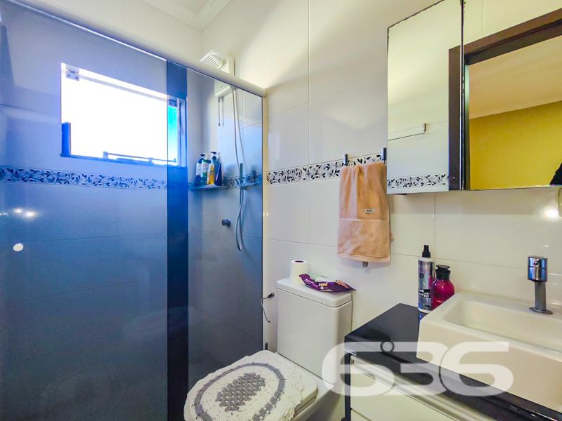Imóvel diferenciado à venda no Centro de Balneário Barra do Sul – Ideal para morar e investir!

Apresentamos esta excelente oportunidade de aquisição de um imóvel com perfil misto – residencial e comercial – estrategicamente localizado no coração de Balneário Barra do Sul. São 550 m² de área construída sobre um amplo terreno plano e murado de 566 m².

O imóvel é composto por três edificações independentes, o que proporciona potencial de rendimento com locação e privacidade entre os espaços:

* Na parte frontal do terreno, há duas salas comerciais com acessos distintos, sendo uma com 90 m² e outra com 37 m², ideais para quem busca empreender ou gerar renda passiva com aluguéis.

* No piso superior, localizam-se dois apartamentos, cada um com cerca de 100 m² de área útil, contendo:
* 1 suíte + 2 dormitórios
* Sala de estar e cozinha integradas
* Área de serviço e sacada
* Ambientes bem planejados, confortáveis e com ótima incidência solar.

* Nos fundos do terreno, com acesso independente, encontra-se uma residência com 195 m², distribuída em:
* 3 suítes (sendo uma com closet)
* Sala de estar e jantar integradas
* Cozinha planejada
* Área gourmet com churrasqueira, fogão a lenha e forno de pizza
* Piscina aquecida
* Jardim e garagem coberta para dois veículos

Além disso, o imóvel possui:
* 9 banheiros no total
* 4 áreas de serviço
* Móveis sob medida nas cozinhas
* Ar-condicionado instalado
* Localização privilegiada: perto de vias de acesso, escolas, hospitais e serviços essenciais

Imóvel ideal para famílias grandes, investidores ou profissionais liberais que buscam espaço, rentabilidade e excelente localização.
 
636 NEGÓCIOS IMOBILIÁRIOS: A SUA MELHOR ESCOLHA
Com mais de 30 anos de experiência, a 636 Negócios Imobiliários é sua parceira ideal para encontrar o imóvel perfeito. Estamos prontos para ajudá-lo a fazer deste imóvel o seu novo lar.
 
Telefone: (47) 3451-0636
WhatsApp: (47) 99190-0636
 
Não perca esta oportunidade única. Visite nosso site para mais informações: i636.com.br