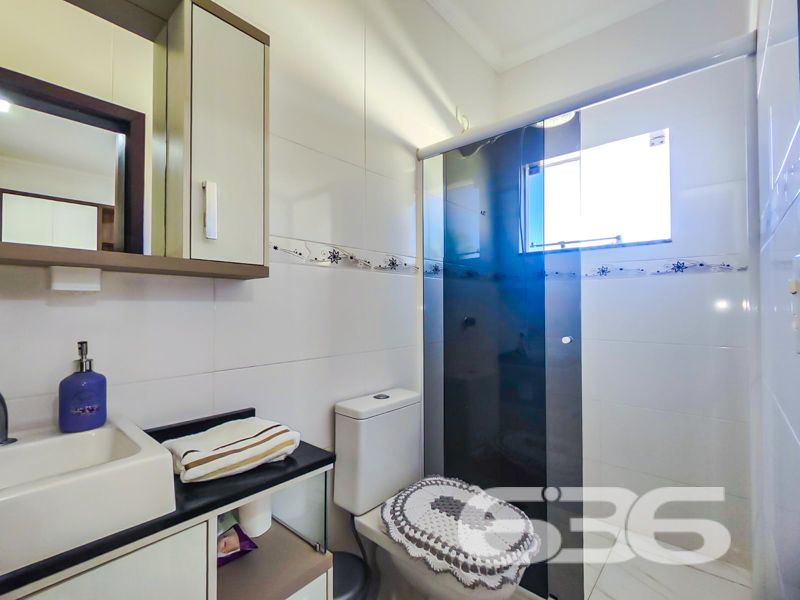 Imóvel diferenciado à venda no Centro de Balneário Barra do Sul – Ideal para morar e investir!

Apresentamos esta excelente oportunidade de aquisição de um imóvel com perfil misto – residencial e comercial – estrategicamente localizado no coração de Balneário Barra do Sul. São 550 m² de área construída sobre um amplo terreno plano e murado de 566 m².

O imóvel é composto por três edificações independentes, o que proporciona potencial de rendimento com locação e privacidade entre os espaços:

* Na parte frontal do terreno, há duas salas comerciais com acessos distintos, sendo uma com 90 m² e outra com 37 m², ideais para quem busca empreender ou gerar renda passiva com aluguéis.

* No piso superior, localizam-se dois apartamentos, cada um com cerca de 100 m² de área útil, contendo:
* 1 suíte + 2 dormitórios
* Sala de estar e cozinha integradas
* Área de serviço e sacada
* Ambientes bem planejados, confortáveis e com ótima incidência solar.

* Nos fundos do terreno, com acesso independente, encontra-se uma residência com 195 m², distribuída em:
* 3 suítes (sendo uma com closet)
* Sala de estar e jantar integradas
* Cozinha planejada
* Área gourmet com churrasqueira, fogão a lenha e forno de pizza
* Piscina aquecida
* Jardim e garagem coberta para dois veículos

Além disso, o imóvel possui:
* 9 banheiros no total
* 4 áreas de serviço
* Móveis sob medida nas cozinhas
* Ar-condicionado instalado
* Localização privilegiada: perto de vias de acesso, escolas, hospitais e serviços essenciais

Imóvel ideal para famílias grandes, investidores ou profissionais liberais que buscam espaço, rentabilidade e excelente localização.
 
636 NEGÓCIOS IMOBILIÁRIOS: A SUA MELHOR ESCOLHA
Com mais de 30 anos de experiência, a 636 Negócios Imobiliários é sua parceira ideal para encontrar o imóvel perfeito. Estamos prontos para ajudá-lo a fazer deste imóvel o seu novo lar.
 
Telefone: (47) 3451-0636
WhatsApp: (47) 99190-0636
 
Não perca esta oportunidade única. Visite nosso site para mais informações: i636.com.br