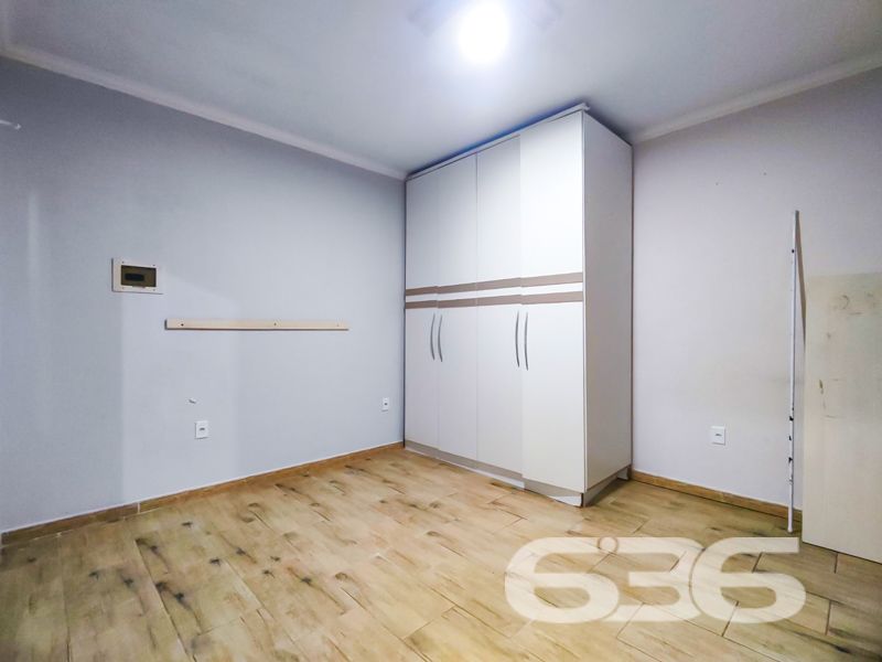 Imóvel diferenciado à venda no Centro de Balneário Barra do Sul – Ideal para morar e investir!

Apresentamos esta excelente oportunidade de aquisição de um imóvel com perfil misto – residencial e comercial – estrategicamente localizado no coração de Balneário Barra do Sul. São 550 m² de área construída sobre um amplo terreno plano e murado de 566 m².

O imóvel é composto por três edificações independentes, o que proporciona potencial de rendimento com locação e privacidade entre os espaços:

* Na parte frontal do terreno, há duas salas comerciais com acessos distintos, sendo uma com 90 m² e outra com 37 m², ideais para quem busca empreender ou gerar renda passiva com aluguéis.

* No piso superior, localizam-se dois apartamentos, cada um com cerca de 100 m² de área útil, contendo:
* 1 suíte + 2 dormitórios
* Sala de estar e cozinha integradas
* Área de serviço e sacada
* Ambientes bem planejados, confortáveis e com ótima incidência solar.

* Nos fundos do terreno, com acesso independente, encontra-se uma residência com 195 m², distribuída em:
* 3 suítes (sendo uma com closet)
* Sala de estar e jantar integradas
* Cozinha planejada
* Área gourmet com churrasqueira, fogão a lenha e forno de pizza
* Piscina aquecida
* Jardim e garagem coberta para dois veículos

Além disso, o imóvel possui:
* 9 banheiros no total
* 4 áreas de serviço
* Móveis sob medida nas cozinhas
* Ar-condicionado instalado
* Localização privilegiada: perto de vias de acesso, escolas, hospitais e serviços essenciais

Imóvel ideal para famílias grandes, investidores ou profissionais liberais que buscam espaço, rentabilidade e excelente localização.
 
636 NEGÓCIOS IMOBILIÁRIOS: A SUA MELHOR ESCOLHA
Com mais de 30 anos de experiência, a 636 Negócios Imobiliários é sua parceira ideal para encontrar o imóvel perfeito. Estamos prontos para ajudá-lo a fazer deste imóvel o seu novo lar.
 
Telefone: (47) 3451-0636
WhatsApp: (47) 99190-0636
 
Não perca esta oportunidade única. Visite nosso site para mais informações: i636.com.br