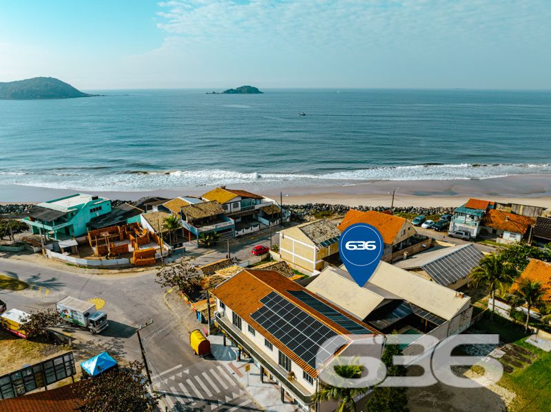 Imóvel diferenciado à venda no Centro de Balneário Barra do Sul – Ideal para morar e investir!

Apresentamos esta excelente oportunidade de aquisição de um imóvel com perfil misto – residencial e comercial – estrategicamente localizado no coração de Balneário Barra do Sul. São 550 m² de área construída sobre um amplo terreno plano e murado de 566 m².

O imóvel é composto por três edificações independentes, o que proporciona potencial de rendimento com locação e privacidade entre os espaços:

* Na parte frontal do terreno, há duas salas comerciais com acessos distintos, sendo uma com 90 m² e outra com 37 m², ideais para quem busca empreender ou gerar renda passiva com aluguéis.

* No piso superior, localizam-se dois apartamentos, cada um com cerca de 100 m² de área útil, contendo:
* 1 suíte + 2 dormitórios
* Sala de estar e cozinha integradas
* Área de serviço e sacada
* Ambientes bem planejados, confortáveis e com ótima incidência solar.

* Nos fundos do terreno, com acesso independente, encontra-se uma residência com 195 m², distribuída em:
* 3 suítes (sendo uma com closet)
* Sala de estar e jantar integradas
* Cozinha planejada
* Área gourmet com churrasqueira, fogão a lenha e forno de pizza
* Piscina aquecida
* Jardim e garagem coberta para dois veículos

Além disso, o imóvel possui:
* 9 banheiros no total
* 4 áreas de serviço
* Móveis sob medida nas cozinhas
* Ar-condicionado instalado
* Localização privilegiada: perto de vias de acesso, escolas, hospitais e serviços essenciais

Imóvel ideal para famílias grandes, investidores ou profissionais liberais que buscam espaço, rentabilidade e excelente localização.
 
636 NEGÓCIOS IMOBILIÁRIOS: A SUA MELHOR ESCOLHA
Com mais de 30 anos de experiência, a 636 Negócios Imobiliários é sua parceira ideal para encontrar o imóvel perfeito. Estamos prontos para ajudá-lo a fazer deste imóvel o seu novo lar.
 
Telefone: (47) 3451-0636
WhatsApp: (47) 99190-0636
 
Não perca esta oportunidade única. Visite nosso site para mais informações: i636.com.br