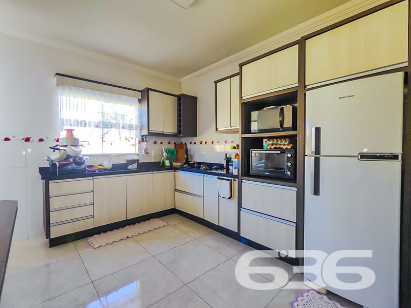 Imóvel diferenciado à venda no Centro de Balneário Barra do Sul – Ideal para morar e investir!

Apresentamos esta excelente oportunidade de aquisição de um imóvel com perfil misto – residencial e comercial – estrategicamente localizado no coração de Balneário Barra do Sul. São 550 m² de área construída sobre um amplo terreno plano e murado de 566 m².

O imóvel é composto por três edificações independentes, o que proporciona potencial de rendimento com locação e privacidade entre os espaços:

* Na parte frontal do terreno, há duas salas comerciais com acessos distintos, sendo uma com 90 m² e outra com 37 m², ideais para quem busca empreender ou gerar renda passiva com aluguéis.

* No piso superior, localizam-se dois apartamentos, cada um com cerca de 100 m² de área útil, contendo:
* 1 suíte + 2 dormitórios
* Sala de estar e cozinha integradas
* Área de serviço e sacada
* Ambientes bem planejados, confortáveis e com ótima incidência solar.

* Nos fundos do terreno, com acesso independente, encontra-se uma residência com 195 m², distribuída em:
* 3 suítes (sendo uma com closet)
* Sala de estar e jantar integradas
* Cozinha planejada
* Área gourmet com churrasqueira, fogão a lenha e forno de pizza
* Piscina aquecida
* Jardim e garagem coberta para dois veículos

Além disso, o imóvel possui:
* 9 banheiros no total
* 4 áreas de serviço
* Móveis sob medida nas cozinhas
* Ar-condicionado instalado
* Localização privilegiada: perto de vias de acesso, escolas, hospitais e serviços essenciais

Imóvel ideal para famílias grandes, investidores ou profissionais liberais que buscam espaço, rentabilidade e excelente localização.
 
636 NEGÓCIOS IMOBILIÁRIOS: A SUA MELHOR ESCOLHA
Com mais de 30 anos de experiência, a 636 Negócios Imobiliários é sua parceira ideal para encontrar o imóvel perfeito. Estamos prontos para ajudá-lo a fazer deste imóvel o seu novo lar.
 
Telefone: (47) 3451-0636
WhatsApp: (47) 99190-0636
 
Não perca esta oportunidade única. Visite nosso site para mais informações: i636.com.br
