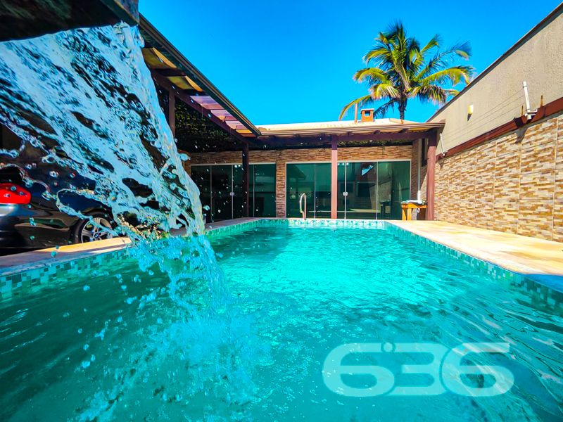 Imóvel diferenciado à venda no Centro de Balneário Barra do Sul – Ideal para morar e investir!

Apresentamos esta excelente oportunidade de aquisição de um imóvel com perfil misto – residencial e comercial – estrategicamente localizado no coração de Balneário Barra do Sul. São 550 m² de área construída sobre um amplo terreno plano e murado de 566 m².

O imóvel é composto por três edificações independentes, o que proporciona potencial de rendimento com locação e privacidade entre os espaços:

* Na parte frontal do terreno, há duas salas comerciais com acessos distintos, sendo uma com 90 m² e outra com 37 m², ideais para quem busca empreender ou gerar renda passiva com aluguéis.

* No piso superior, localizam-se dois apartamentos, cada um com cerca de 100 m² de área útil, contendo:
* 1 suíte + 2 dormitórios
* Sala de estar e cozinha integradas
* Área de serviço e sacada
* Ambientes bem planejados, confortáveis e com ótima incidência solar.

* Nos fundos do terreno, com acesso independente, encontra-se uma residência com 195 m², distribuída em:
* 3 suítes (sendo uma com closet)
* Sala de estar e jantar integradas
* Cozinha planejada
* Área gourmet com churrasqueira, fogão a lenha e forno de pizza
* Piscina aquecida
* Jardim e garagem coberta para dois veículos

Além disso, o imóvel possui:
* 9 banheiros no total
* 4 áreas de serviço
* Móveis sob medida nas cozinhas
* Ar-condicionado instalado
* Localização privilegiada: perto de vias de acesso, escolas, hospitais e serviços essenciais

Imóvel ideal para famílias grandes, investidores ou profissionais liberais que buscam espaço, rentabilidade e excelente localização.
 
636 NEGÓCIOS IMOBILIÁRIOS: A SUA MELHOR ESCOLHA
Com mais de 30 anos de experiência, a 636 Negócios Imobiliários é sua parceira ideal para encontrar o imóvel perfeito. Estamos prontos para ajudá-lo a fazer deste imóvel o seu novo lar.
 
Telefone: (47) 3451-0636
WhatsApp: (47) 99190-0636
 
Não perca esta oportunidade única. Visite nosso site para mais informações: i636.com.br