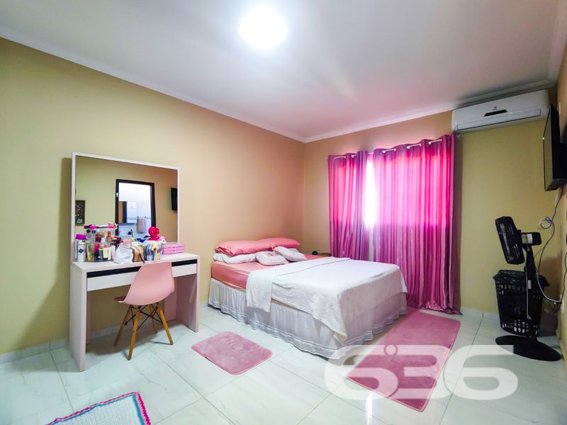 Imóvel diferenciado à venda no Centro de Balneário Barra do Sul – Ideal para morar e investir!

Apresentamos esta excelente oportunidade de aquisição de um imóvel com perfil misto – residencial e comercial – estrategicamente localizado no coração de Balneário Barra do Sul. São 550 m² de área construída sobre um amplo terreno plano e murado de 566 m².

O imóvel é composto por três edificações independentes, o que proporciona potencial de rendimento com locação e privacidade entre os espaços:

* Na parte frontal do terreno, há duas salas comerciais com acessos distintos, sendo uma com 90 m² e outra com 37 m², ideais para quem busca empreender ou gerar renda passiva com aluguéis.

* No piso superior, localizam-se dois apartamentos, cada um com cerca de 100 m² de área útil, contendo:
* 1 suíte + 2 dormitórios
* Sala de estar e cozinha integradas
* Área de serviço e sacada
* Ambientes bem planejados, confortáveis e com ótima incidência solar.

* Nos fundos do terreno, com acesso independente, encontra-se uma residência com 195 m², distribuída em:
* 3 suítes (sendo uma com closet)
* Sala de estar e jantar integradas
* Cozinha planejada
* Área gourmet com churrasqueira, fogão a lenha e forno de pizza
* Piscina aquecida
* Jardim e garagem coberta para dois veículos

Além disso, o imóvel possui:
* 9 banheiros no total
* 4 áreas de serviço
* Móveis sob medida nas cozinhas
* Ar-condicionado instalado
* Localização privilegiada: perto de vias de acesso, escolas, hospitais e serviços essenciais

Imóvel ideal para famílias grandes, investidores ou profissionais liberais que buscam espaço, rentabilidade e excelente localização.
 
636 NEGÓCIOS IMOBILIÁRIOS: A SUA MELHOR ESCOLHA
Com mais de 30 anos de experiência, a 636 Negócios Imobiliários é sua parceira ideal para encontrar o imóvel perfeito. Estamos prontos para ajudá-lo a fazer deste imóvel o seu novo lar.
 
Telefone: (47) 3451-0636
WhatsApp: (47) 99190-0636
 
Não perca esta oportunidade única. Visite nosso site para mais informações: i636.com.br
