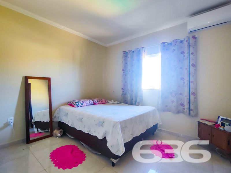 Imóvel diferenciado à venda no Centro de Balneário Barra do Sul – Ideal para morar e investir!

Apresentamos esta excelente oportunidade de aquisição de um imóvel com perfil misto – residencial e comercial – estrategicamente localizado no coração de Balneário Barra do Sul. São 550 m² de área construída sobre um amplo terreno plano e murado de 566 m².

O imóvel é composto por três edificações independentes, o que proporciona potencial de rendimento com locação e privacidade entre os espaços:

* Na parte frontal do terreno, há duas salas comerciais com acessos distintos, sendo uma com 90 m² e outra com 37 m², ideais para quem busca empreender ou gerar renda passiva com aluguéis.

* No piso superior, localizam-se dois apartamentos, cada um com cerca de 100 m² de área útil, contendo:
* 1 suíte + 2 dormitórios
* Sala de estar e cozinha integradas
* Área de serviço e sacada
* Ambientes bem planejados, confortáveis e com ótima incidência solar.

* Nos fundos do terreno, com acesso independente, encontra-se uma residência com 195 m², distribuída em:
* 3 suítes (sendo uma com closet)
* Sala de estar e jantar integradas
* Cozinha planejada
* Área gourmet com churrasqueira, fogão a lenha e forno de pizza
* Piscina aquecida
* Jardim e garagem coberta para dois veículos

Além disso, o imóvel possui:
* 9 banheiros no total
* 4 áreas de serviço
* Móveis sob medida nas cozinhas
* Ar-condicionado instalado
* Localização privilegiada: perto de vias de acesso, escolas, hospitais e serviços essenciais

Imóvel ideal para famílias grandes, investidores ou profissionais liberais que buscam espaço, rentabilidade e excelente localização.
 
636 NEGÓCIOS IMOBILIÁRIOS: A SUA MELHOR ESCOLHA
Com mais de 30 anos de experiência, a 636 Negócios Imobiliários é sua parceira ideal para encontrar o imóvel perfeito. Estamos prontos para ajudá-lo a fazer deste imóvel o seu novo lar.
 
Telefone: (47) 3451-0636
WhatsApp: (47) 99190-0636
 
Não perca esta oportunidade única. Visite nosso site para mais informações: i636.com.br