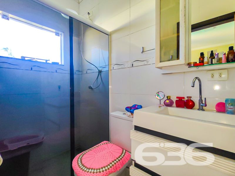 Imóvel diferenciado à venda no Centro de Balneário Barra do Sul – Ideal para morar e investir!

Apresentamos esta excelente oportunidade de aquisição de um imóvel com perfil misto – residencial e comercial – estrategicamente localizado no coração de Balneário Barra do Sul. São 550 m² de área construída sobre um amplo terreno plano e murado de 566 m².

O imóvel é composto por três edificações independentes, o que proporciona potencial de rendimento com locação e privacidade entre os espaços:

* Na parte frontal do terreno, há duas salas comerciais com acessos distintos, sendo uma com 90 m² e outra com 37 m², ideais para quem busca empreender ou gerar renda passiva com aluguéis.

* No piso superior, localizam-se dois apartamentos, cada um com cerca de 100 m² de área útil, contendo:
* 1 suíte + 2 dormitórios
* Sala de estar e cozinha integradas
* Área de serviço e sacada
* Ambientes bem planejados, confortáveis e com ótima incidência solar.

* Nos fundos do terreno, com acesso independente, encontra-se uma residência com 195 m², distribuída em:
* 3 suítes (sendo uma com closet)
* Sala de estar e jantar integradas
* Cozinha planejada
* Área gourmet com churrasqueira, fogão a lenha e forno de pizza
* Piscina aquecida
* Jardim e garagem coberta para dois veículos

Além disso, o imóvel possui:
* 9 banheiros no total
* 4 áreas de serviço
* Móveis sob medida nas cozinhas
* Ar-condicionado instalado
* Localização privilegiada: perto de vias de acesso, escolas, hospitais e serviços essenciais

Imóvel ideal para famílias grandes, investidores ou profissionais liberais que buscam espaço, rentabilidade e excelente localização.
 
636 NEGÓCIOS IMOBILIÁRIOS: A SUA MELHOR ESCOLHA
Com mais de 30 anos de experiência, a 636 Negócios Imobiliários é sua parceira ideal para encontrar o imóvel perfeito. Estamos prontos para ajudá-lo a fazer deste imóvel o seu novo lar.
 
Telefone: (47) 3451-0636
WhatsApp: (47) 99190-0636
 
Não perca esta oportunidade única. Visite nosso site para mais informações: i636.com.br