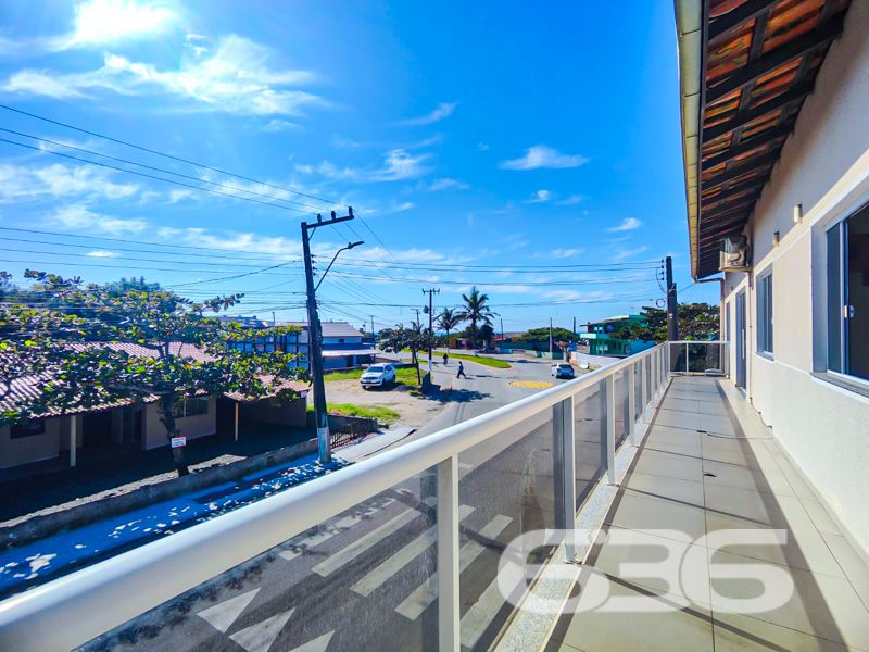Imóvel diferenciado à venda no Centro de Balneário Barra do Sul – Ideal para morar e investir!

Apresentamos esta excelente oportunidade de aquisição de um imóvel com perfil misto – residencial e comercial – estrategicamente localizado no coração de Balneário Barra do Sul. São 550 m² de área construída sobre um amplo terreno plano e murado de 566 m².

O imóvel é composto por três edificações independentes, o que proporciona potencial de rendimento com locação e privacidade entre os espaços:

* Na parte frontal do terreno, há duas salas comerciais com acessos distintos, sendo uma com 90 m² e outra com 37 m², ideais para quem busca empreender ou gerar renda passiva com aluguéis.

* No piso superior, localizam-se dois apartamentos, cada um com cerca de 100 m² de área útil, contendo:
* 1 suíte + 2 dormitórios
* Sala de estar e cozinha integradas
* Área de serviço e sacada
* Ambientes bem planejados, confortáveis e com ótima incidência solar.

* Nos fundos do terreno, com acesso independente, encontra-se uma residência com 195 m², distribuída em:
* 3 suítes (sendo uma com closet)
* Sala de estar e jantar integradas
* Cozinha planejada
* Área gourmet com churrasqueira, fogão a lenha e forno de pizza
* Piscina aquecida
* Jardim e garagem coberta para dois veículos

Além disso, o imóvel possui:
* 9 banheiros no total
* 4 áreas de serviço
* Móveis sob medida nas cozinhas
* Ar-condicionado instalado
* Localização privilegiada: perto de vias de acesso, escolas, hospitais e serviços essenciais

Imóvel ideal para famílias grandes, investidores ou profissionais liberais que buscam espaço, rentabilidade e excelente localização.
 
636 NEGÓCIOS IMOBILIÁRIOS: A SUA MELHOR ESCOLHA
Com mais de 30 anos de experiência, a 636 Negócios Imobiliários é sua parceira ideal para encontrar o imóvel perfeito. Estamos prontos para ajudá-lo a fazer deste imóvel o seu novo lar.
 
Telefone: (47) 3451-0636
WhatsApp: (47) 99190-0636
 
Não perca esta oportunidade única. Visite nosso site para mais informações: i636.com.br
