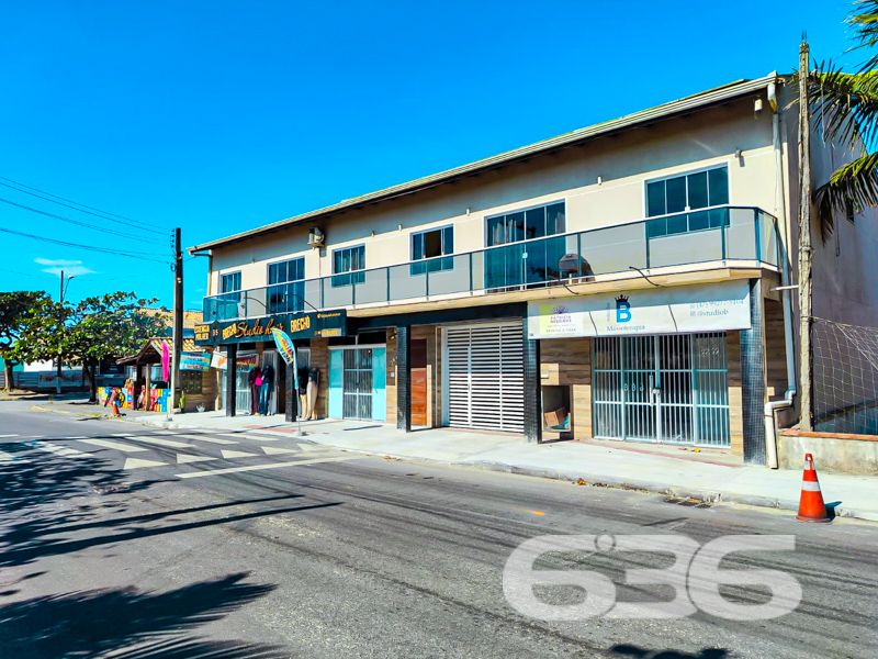 Imóvel diferenciado à venda no Centro de Balneário Barra do Sul – Ideal para morar e investir!

Apresentamos esta excelente oportunidade de aquisição de um imóvel com perfil misto – residencial e comercial – estrategicamente localizado no coração de Balneário Barra do Sul. São 550 m² de área construída sobre um amplo terreno plano e murado de 566 m².

O imóvel é composto por três edificações independentes, o que proporciona potencial de rendimento com locação e privacidade entre os espaços:

* Na parte frontal do terreno, há duas salas comerciais com acessos distintos, sendo uma com 90 m² e outra com 37 m², ideais para quem busca empreender ou gerar renda passiva com aluguéis.

* No piso superior, localizam-se dois apartamentos, cada um com cerca de 100 m² de área útil, contendo:
* 1 suíte + 2 dormitórios
* Sala de estar e cozinha integradas
* Área de serviço e sacada
* Ambientes bem planejados, confortáveis e com ótima incidência solar.

* Nos fundos do terreno, com acesso independente, encontra-se uma residência com 195 m², distribuída em:
* 3 suítes (sendo uma com closet)
* Sala de estar e jantar integradas
* Cozinha planejada
* Área gourmet com churrasqueira, fogão a lenha e forno de pizza
* Piscina aquecida
* Jardim e garagem coberta para dois veículos

Além disso, o imóvel possui:
* 9 banheiros no total
* 4 áreas de serviço
* Móveis sob medida nas cozinhas
* Ar-condicionado instalado
* Localização privilegiada: perto de vias de acesso, escolas, hospitais e serviços essenciais

Imóvel ideal para famílias grandes, investidores ou profissionais liberais que buscam espaço, rentabilidade e excelente localização.
 
636 NEGÓCIOS IMOBILIÁRIOS: A SUA MELHOR ESCOLHA
Com mais de 30 anos de experiência, a 636 Negócios Imobiliários é sua parceira ideal para encontrar o imóvel perfeito. Estamos prontos para ajudá-lo a fazer deste imóvel o seu novo lar.
 
Telefone: (47) 3451-0636
WhatsApp: (47) 99190-0636
 
Não perca esta oportunidade única. Visite nosso site para mais informações: i636.com.br
