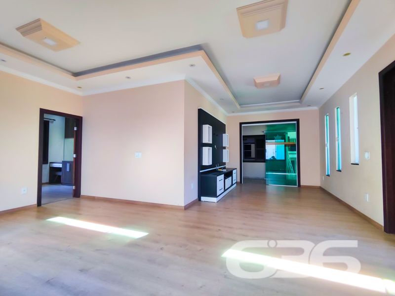 Imóvel diferenciado à venda no Centro de Balneário Barra do Sul – Ideal para morar e investir!

Apresentamos esta excelente oportunidade de aquisição de um imóvel com perfil misto – residencial e comercial – estrategicamente localizado no coração de Balneário Barra do Sul. São 550 m² de área construída sobre um amplo terreno plano e murado de 566 m².

O imóvel é composto por três edificações independentes, o que proporciona potencial de rendimento com locação e privacidade entre os espaços:

* Na parte frontal do terreno, há duas salas comerciais com acessos distintos, sendo uma com 90 m² e outra com 37 m², ideais para quem busca empreender ou gerar renda passiva com aluguéis.

* No piso superior, localizam-se dois apartamentos, cada um com cerca de 100 m² de área útil, contendo:
* 1 suíte + 2 dormitórios
* Sala de estar e cozinha integradas
* Área de serviço e sacada
* Ambientes bem planejados, confortáveis e com ótima incidência solar.

* Nos fundos do terreno, com acesso independente, encontra-se uma residência com 195 m², distribuída em:
* 3 suítes (sendo uma com closet)
* Sala de estar e jantar integradas
* Cozinha planejada
* Área gourmet com churrasqueira, fogão a lenha e forno de pizza
* Piscina aquecida
* Jardim e garagem coberta para dois veículos

Além disso, o imóvel possui:
* 9 banheiros no total
* 4 áreas de serviço
* Móveis sob medida nas cozinhas
* Ar-condicionado instalado
* Localização privilegiada: perto de vias de acesso, escolas, hospitais e serviços essenciais

Imóvel ideal para famílias grandes, investidores ou profissionais liberais que buscam espaço, rentabilidade e excelente localização.
 
636 NEGÓCIOS IMOBILIÁRIOS: A SUA MELHOR ESCOLHA
Com mais de 30 anos de experiência, a 636 Negócios Imobiliários é sua parceira ideal para encontrar o imóvel perfeito. Estamos prontos para ajudá-lo a fazer deste imóvel o seu novo lar.
 
Telefone: (47) 3451-0636
WhatsApp: (47) 99190-0636
 
Não perca esta oportunidade única. Visite nosso site para mais informações: i636.com.br