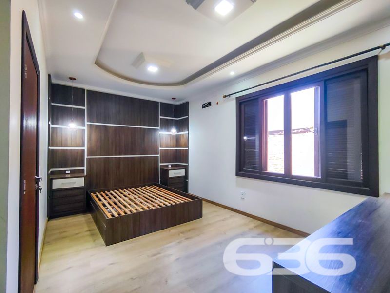 Imóvel diferenciado à venda no Centro de Balneário Barra do Sul – Ideal para morar e investir!

Apresentamos esta excelente oportunidade de aquisição de um imóvel com perfil misto – residencial e comercial – estrategicamente localizado no coração de Balneário Barra do Sul. São 550 m² de área construída sobre um amplo terreno plano e murado de 566 m².

O imóvel é composto por três edificações independentes, o que proporciona potencial de rendimento com locação e privacidade entre os espaços:

* Na parte frontal do terreno, há duas salas comerciais com acessos distintos, sendo uma com 90 m² e outra com 37 m², ideais para quem busca empreender ou gerar renda passiva com aluguéis.

* No piso superior, localizam-se dois apartamentos, cada um com cerca de 100 m² de área útil, contendo:
* 1 suíte + 2 dormitórios
* Sala de estar e cozinha integradas
* Área de serviço e sacada
* Ambientes bem planejados, confortáveis e com ótima incidência solar.

* Nos fundos do terreno, com acesso independente, encontra-se uma residência com 195 m², distribuída em:
* 3 suítes (sendo uma com closet)
* Sala de estar e jantar integradas
* Cozinha planejada
* Área gourmet com churrasqueira, fogão a lenha e forno de pizza
* Piscina aquecida
* Jardim e garagem coberta para dois veículos

Além disso, o imóvel possui:
* 9 banheiros no total
* 4 áreas de serviço
* Móveis sob medida nas cozinhas
* Ar-condicionado instalado
* Localização privilegiada: perto de vias de acesso, escolas, hospitais e serviços essenciais

Imóvel ideal para famílias grandes, investidores ou profissionais liberais que buscam espaço, rentabilidade e excelente localização.
 
636 NEGÓCIOS IMOBILIÁRIOS: A SUA MELHOR ESCOLHA
Com mais de 30 anos de experiência, a 636 Negócios Imobiliários é sua parceira ideal para encontrar o imóvel perfeito. Estamos prontos para ajudá-lo a fazer deste imóvel o seu novo lar.
 
Telefone: (47) 3451-0636
WhatsApp: (47) 99190-0636
 
Não perca esta oportunidade única. Visite nosso site para mais informações: i636.com.br