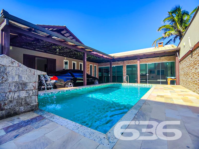Imóvel diferenciado à venda no Centro de Balneário Barra do Sul – Ideal para morar e investir!

Apresentamos esta excelente oportunidade de aquisição de um imóvel com perfil misto – residencial e comercial – estrategicamente localizado no coração de Balneário Barra do Sul. São 550 m² de área construída sobre um amplo terreno plano e murado de 566 m².

O imóvel é composto por três edificações independentes, o que proporciona potencial de rendimento com locação e privacidade entre os espaços:

* Na parte frontal do terreno, há duas salas comerciais com acessos distintos, sendo uma com 90 m² e outra com 37 m², ideais para quem busca empreender ou gerar renda passiva com aluguéis.

* No piso superior, localizam-se dois apartamentos, cada um com cerca de 100 m² de área útil, contendo:
* 1 suíte + 2 dormitórios
* Sala de estar e cozinha integradas
* Área de serviço e sacada
* Ambientes bem planejados, confortáveis e com ótima incidência solar.

* Nos fundos do terreno, com acesso independente, encontra-se uma residência com 195 m², distribuída em:
* 3 suítes (sendo uma com closet)
* Sala de estar e jantar integradas
* Cozinha planejada
* Área gourmet com churrasqueira, fogão a lenha e forno de pizza
* Piscina aquecida
* Jardim e garagem coberta para dois veículos

Além disso, o imóvel possui:
* 9 banheiros no total
* 4 áreas de serviço
* Móveis sob medida nas cozinhas
* Ar-condicionado instalado
* Localização privilegiada: perto de vias de acesso, escolas, hospitais e serviços essenciais

Imóvel ideal para famílias grandes, investidores ou profissionais liberais que buscam espaço, rentabilidade e excelente localização.
 
636 NEGÓCIOS IMOBILIÁRIOS: A SUA MELHOR ESCOLHA
Com mais de 30 anos de experiência, a 636 Negócios Imobiliários é sua parceira ideal para encontrar o imóvel perfeito. Estamos prontos para ajudá-lo a fazer deste imóvel o seu novo lar.
 
Telefone: (47) 3451-0636
WhatsApp: (47) 99190-0636
 
Não perca esta oportunidade única. Visite nosso site para mais informações: i636.com.br