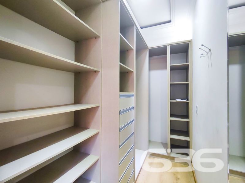 Imóvel diferenciado à venda no Centro de Balneário Barra do Sul – Ideal para morar e investir!

Apresentamos esta excelente oportunidade de aquisição de um imóvel com perfil misto – residencial e comercial – estrategicamente localizado no coração de Balneário Barra do Sul. São 550 m² de área construída sobre um amplo terreno plano e murado de 566 m².

O imóvel é composto por três edificações independentes, o que proporciona potencial de rendimento com locação e privacidade entre os espaços:

* Na parte frontal do terreno, há duas salas comerciais com acessos distintos, sendo uma com 90 m² e outra com 37 m², ideais para quem busca empreender ou gerar renda passiva com aluguéis.

* No piso superior, localizam-se dois apartamentos, cada um com cerca de 100 m² de área útil, contendo:
* 1 suíte + 2 dormitórios
* Sala de estar e cozinha integradas
* Área de serviço e sacada
* Ambientes bem planejados, confortáveis e com ótima incidência solar.

* Nos fundos do terreno, com acesso independente, encontra-se uma residência com 195 m², distribuída em:
* 3 suítes (sendo uma com closet)
* Sala de estar e jantar integradas
* Cozinha planejada
* Área gourmet com churrasqueira, fogão a lenha e forno de pizza
* Piscina aquecida
* Jardim e garagem coberta para dois veículos

Além disso, o imóvel possui:
* 9 banheiros no total
* 4 áreas de serviço
* Móveis sob medida nas cozinhas
* Ar-condicionado instalado
* Localização privilegiada: perto de vias de acesso, escolas, hospitais e serviços essenciais

Imóvel ideal para famílias grandes, investidores ou profissionais liberais que buscam espaço, rentabilidade e excelente localização.
 
636 NEGÓCIOS IMOBILIÁRIOS: A SUA MELHOR ESCOLHA
Com mais de 30 anos de experiência, a 636 Negócios Imobiliários é sua parceira ideal para encontrar o imóvel perfeito. Estamos prontos para ajudá-lo a fazer deste imóvel o seu novo lar.
 
Telefone: (47) 3451-0636
WhatsApp: (47) 99190-0636
 
Não perca esta oportunidade única. Visite nosso site para mais informações: i636.com.br