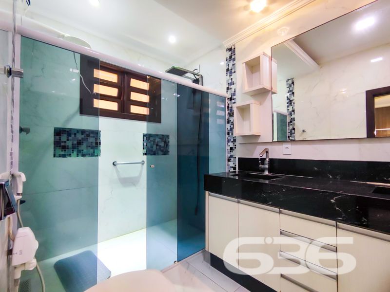 Imóvel diferenciado à venda no Centro de Balneário Barra do Sul – Ideal para morar e investir!

Apresentamos esta excelente oportunidade de aquisição de um imóvel com perfil misto – residencial e comercial – estrategicamente localizado no coração de Balneário Barra do Sul. São 550 m² de área construída sobre um amplo terreno plano e murado de 566 m².

O imóvel é composto por três edificações independentes, o que proporciona potencial de rendimento com locação e privacidade entre os espaços:

* Na parte frontal do terreno, há duas salas comerciais com acessos distintos, sendo uma com 90 m² e outra com 37 m², ideais para quem busca empreender ou gerar renda passiva com aluguéis.

* No piso superior, localizam-se dois apartamentos, cada um com cerca de 100 m² de área útil, contendo:
* 1 suíte + 2 dormitórios
* Sala de estar e cozinha integradas
* Área de serviço e sacada
* Ambientes bem planejados, confortáveis e com ótima incidência solar.

* Nos fundos do terreno, com acesso independente, encontra-se uma residência com 195 m², distribuída em:
* 3 suítes (sendo uma com closet)
* Sala de estar e jantar integradas
* Cozinha planejada
* Área gourmet com churrasqueira, fogão a lenha e forno de pizza
* Piscina aquecida
* Jardim e garagem coberta para dois veículos

Além disso, o imóvel possui:
* 9 banheiros no total
* 4 áreas de serviço
* Móveis sob medida nas cozinhas
* Ar-condicionado instalado
* Localização privilegiada: perto de vias de acesso, escolas, hospitais e serviços essenciais

Imóvel ideal para famílias grandes, investidores ou profissionais liberais que buscam espaço, rentabilidade e excelente localização.
 
636 NEGÓCIOS IMOBILIÁRIOS: A SUA MELHOR ESCOLHA
Com mais de 30 anos de experiência, a 636 Negócios Imobiliários é sua parceira ideal para encontrar o imóvel perfeito. Estamos prontos para ajudá-lo a fazer deste imóvel o seu novo lar.
 
Telefone: (47) 3451-0636
WhatsApp: (47) 99190-0636
 
Não perca esta oportunidade única. Visite nosso site para mais informações: i636.com.br