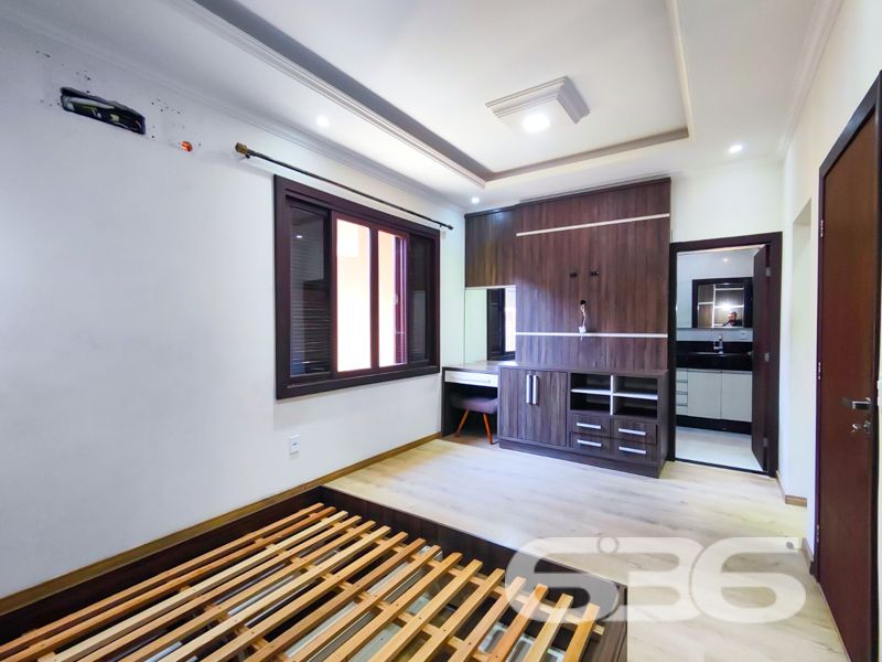 Imóvel diferenciado à venda no Centro de Balneário Barra do Sul – Ideal para morar e investir!

Apresentamos esta excelente oportunidade de aquisição de um imóvel com perfil misto – residencial e comercial – estrategicamente localizado no coração de Balneário Barra do Sul. São 550 m² de área construída sobre um amplo terreno plano e murado de 566 m².

O imóvel é composto por três edificações independentes, o que proporciona potencial de rendimento com locação e privacidade entre os espaços:

* Na parte frontal do terreno, há duas salas comerciais com acessos distintos, sendo uma com 90 m² e outra com 37 m², ideais para quem busca empreender ou gerar renda passiva com aluguéis.

* No piso superior, localizam-se dois apartamentos, cada um com cerca de 100 m² de área útil, contendo:
* 1 suíte + 2 dormitórios
* Sala de estar e cozinha integradas
* Área de serviço e sacada
* Ambientes bem planejados, confortáveis e com ótima incidência solar.

* Nos fundos do terreno, com acesso independente, encontra-se uma residência com 195 m², distribuída em:
* 3 suítes (sendo uma com closet)
* Sala de estar e jantar integradas
* Cozinha planejada
* Área gourmet com churrasqueira, fogão a lenha e forno de pizza
* Piscina aquecida
* Jardim e garagem coberta para dois veículos

Além disso, o imóvel possui:
* 9 banheiros no total
* 4 áreas de serviço
* Móveis sob medida nas cozinhas
* Ar-condicionado instalado
* Localização privilegiada: perto de vias de acesso, escolas, hospitais e serviços essenciais

Imóvel ideal para famílias grandes, investidores ou profissionais liberais que buscam espaço, rentabilidade e excelente localização.
 
636 NEGÓCIOS IMOBILIÁRIOS: A SUA MELHOR ESCOLHA
Com mais de 30 anos de experiência, a 636 Negócios Imobiliários é sua parceira ideal para encontrar o imóvel perfeito. Estamos prontos para ajudá-lo a fazer deste imóvel o seu novo lar.
 
Telefone: (47) 3451-0636
WhatsApp: (47) 99190-0636
 
Não perca esta oportunidade única. Visite nosso site para mais informações: i636.com.br