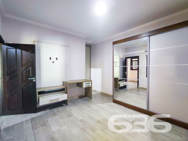 Imóvel diferenciado à venda no Centro de Balneário Barra do Sul – Ideal para morar e investir!

Apresentamos esta excelente oportunidade de aquisição de um imóvel com perfil misto – residencial e comercial – estrategicamente localizado no coração de Balneário Barra do Sul. São 550 m² de área construída sobre um amplo terreno plano e murado de 566 m².

O imóvel é composto por três edificações independentes, o que proporciona potencial de rendimento com locação e privacidade entre os espaços:

* Na parte frontal do terreno, há duas salas comerciais com acessos distintos, sendo uma com 90 m² e outra com 37 m², ideais para quem busca empreender ou gerar renda passiva com aluguéis.

* No piso superior, localizam-se dois apartamentos, cada um com cerca de 100 m² de área útil, contendo:
* 1 suíte + 2 dormitórios
* Sala de estar e cozinha integradas
* Área de serviço e sacada
* Ambientes bem planejados, confortáveis e com ótima incidência solar.

* Nos fundos do terreno, com acesso independente, encontra-se uma residência com 195 m², distribuída em:
* 3 suítes (sendo uma com closet)
* Sala de estar e jantar integradas
* Cozinha planejada
* Área gourmet com churrasqueira, fogão a lenha e forno de pizza
* Piscina aquecida
* Jardim e garagem coberta para dois veículos

Além disso, o imóvel possui:
* 9 banheiros no total
* 4 áreas de serviço
* Móveis sob medida nas cozinhas
* Ar-condicionado instalado
* Localização privilegiada: perto de vias de acesso, escolas, hospitais e serviços essenciais

Imóvel ideal para famílias grandes, investidores ou profissionais liberais que buscam espaço, rentabilidade e excelente localização.
 
636 NEGÓCIOS IMOBILIÁRIOS: A SUA MELHOR ESCOLHA
Com mais de 30 anos de experiência, a 636 Negócios Imobiliários é sua parceira ideal para encontrar o imóvel perfeito. Estamos prontos para ajudá-lo a fazer deste imóvel o seu novo lar.
 
Telefone: (47) 3451-0636
WhatsApp: (47) 99190-0636
 
Não perca esta oportunidade única. Visite nosso site para mais informações: i636.com.br