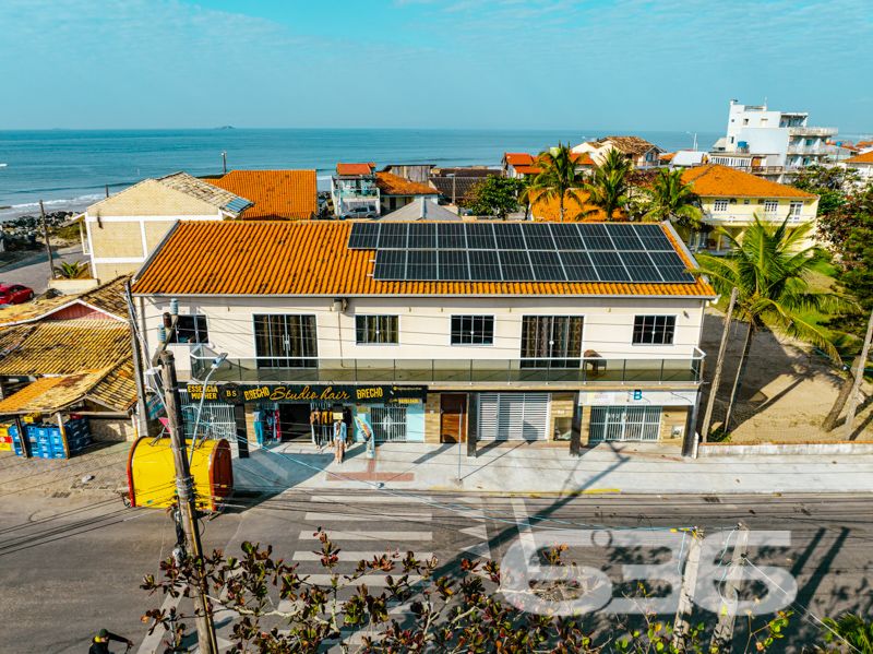 Imóvel diferenciado à venda no Centro de Balneário Barra do Sul – Ideal para morar e investir!

Apresentamos esta excelente oportunidade de aquisição de um imóvel com perfil misto – residencial e comercial – estrategicamente localizado no coração de Balneário Barra do Sul. São 550 m² de área construída sobre um amplo terreno plano e murado de 566 m².

O imóvel é composto por três edificações independentes, o que proporciona potencial de rendimento com locação e privacidade entre os espaços:

* Na parte frontal do terreno, há duas salas comerciais com acessos distintos, sendo uma com 90 m² e outra com 37 m², ideais para quem busca empreender ou gerar renda passiva com aluguéis.

* No piso superior, localizam-se dois apartamentos, cada um com cerca de 100 m² de área útil, contendo:
* 1 suíte + 2 dormitórios
* Sala de estar e cozinha integradas
* Área de serviço e sacada
* Ambientes bem planejados, confortáveis e com ótima incidência solar.

* Nos fundos do terreno, com acesso independente, encontra-se uma residência com 195 m², distribuída em:
* 3 suítes (sendo uma com closet)
* Sala de estar e jantar integradas
* Cozinha planejada
* Área gourmet com churrasqueira, fogão a lenha e forno de pizza
* Piscina aquecida
* Jardim e garagem coberta para dois veículos

Além disso, o imóvel possui:
* 9 banheiros no total
* 4 áreas de serviço
* Móveis sob medida nas cozinhas
* Ar-condicionado instalado
* Localização privilegiada: perto de vias de acesso, escolas, hospitais e serviços essenciais

Imóvel ideal para famílias grandes, investidores ou profissionais liberais que buscam espaço, rentabilidade e excelente localização.
 
636 NEGÓCIOS IMOBILIÁRIOS: A SUA MELHOR ESCOLHA
Com mais de 30 anos de experiência, a 636 Negócios Imobiliários é sua parceira ideal para encontrar o imóvel perfeito. Estamos prontos para ajudá-lo a fazer deste imóvel o seu novo lar.
 
Telefone: (47) 3451-0636
WhatsApp: (47) 99190-0636
 
Não perca esta oportunidade única. Visite nosso site para mais informações: i636.com.br