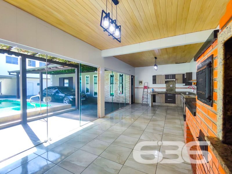 Imóvel diferenciado à venda no Centro de Balneário Barra do Sul – Ideal para morar e investir!

Apresentamos esta excelente oportunidade de aquisição de um imóvel com perfil misto – residencial e comercial – estrategicamente localizado no coração de Balneário Barra do Sul. São 550 m² de área construída sobre um amplo terreno plano e murado de 566 m².

O imóvel é composto por três edificações independentes, o que proporciona potencial de rendimento com locação e privacidade entre os espaços:

* Na parte frontal do terreno, há duas salas comerciais com acessos distintos, sendo uma com 90 m² e outra com 37 m², ideais para quem busca empreender ou gerar renda passiva com aluguéis.

* No piso superior, localizam-se dois apartamentos, cada um com cerca de 100 m² de área útil, contendo:
* 1 suíte + 2 dormitórios
* Sala de estar e cozinha integradas
* Área de serviço e sacada
* Ambientes bem planejados, confortáveis e com ótima incidência solar.

* Nos fundos do terreno, com acesso independente, encontra-se uma residência com 195 m², distribuída em:
* 3 suítes (sendo uma com closet)
* Sala de estar e jantar integradas
* Cozinha planejada
* Área gourmet com churrasqueira, fogão a lenha e forno de pizza
* Piscina aquecida
* Jardim e garagem coberta para dois veículos

Além disso, o imóvel possui:
* 9 banheiros no total
* 4 áreas de serviço
* Móveis sob medida nas cozinhas
* Ar-condicionado instalado
* Localização privilegiada: perto de vias de acesso, escolas, hospitais e serviços essenciais

Imóvel ideal para famílias grandes, investidores ou profissionais liberais que buscam espaço, rentabilidade e excelente localização.
 
636 NEGÓCIOS IMOBILIÁRIOS: A SUA MELHOR ESCOLHA
Com mais de 30 anos de experiência, a 636 Negócios Imobiliários é sua parceira ideal para encontrar o imóvel perfeito. Estamos prontos para ajudá-lo a fazer deste imóvel o seu novo lar.
 
Telefone: (47) 3451-0636
WhatsApp: (47) 99190-0636
 
Não perca esta oportunidade única. Visite nosso site para mais informações: i636.com.br