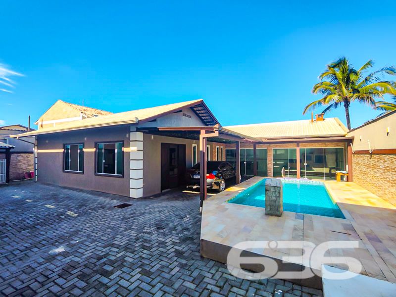 Imóvel diferenciado à venda no Centro de Balneário Barra do Sul – Ideal para morar e investir!

Apresentamos esta excelente oportunidade de aquisição de um imóvel com perfil misto – residencial e comercial – estrategicamente localizado no coração de Balneário Barra do Sul. São 550 m² de área construída sobre um amplo terreno plano e murado de 566 m².

O imóvel é composto por três edificações independentes, o que proporciona potencial de rendimento com locação e privacidade entre os espaços:

* Na parte frontal do terreno, há duas salas comerciais com acessos distintos, sendo uma com 90 m² e outra com 37 m², ideais para quem busca empreender ou gerar renda passiva com aluguéis.

* No piso superior, localizam-se dois apartamentos, cada um com cerca de 100 m² de área útil, contendo:
* 1 suíte + 2 dormitórios
* Sala de estar e cozinha integradas
* Área de serviço e sacada
* Ambientes bem planejados, confortáveis e com ótima incidência solar.

* Nos fundos do terreno, com acesso independente, encontra-se uma residência com 195 m², distribuída em:
* 3 suítes (sendo uma com closet)
* Sala de estar e jantar integradas
* Cozinha planejada
* Área gourmet com churrasqueira, fogão a lenha e forno de pizza
* Piscina aquecida
* Jardim e garagem coberta para dois veículos

Além disso, o imóvel possui:
* 9 banheiros no total
* 4 áreas de serviço
* Móveis sob medida nas cozinhas
* Ar-condicionado instalado
* Localização privilegiada: perto de vias de acesso, escolas, hospitais e serviços essenciais

Imóvel ideal para famílias grandes, investidores ou profissionais liberais que buscam espaço, rentabilidade e excelente localização.
 
636 NEGÓCIOS IMOBILIÁRIOS: A SUA MELHOR ESCOLHA
Com mais de 30 anos de experiência, a 636 Negócios Imobiliários é sua parceira ideal para encontrar o imóvel perfeito. Estamos prontos para ajudá-lo a fazer deste imóvel o seu novo lar.
 
Telefone: (47) 3451-0636
WhatsApp: (47) 99190-0636
 
Não perca esta oportunidade única. Visite nosso site para mais informações: i636.com.br