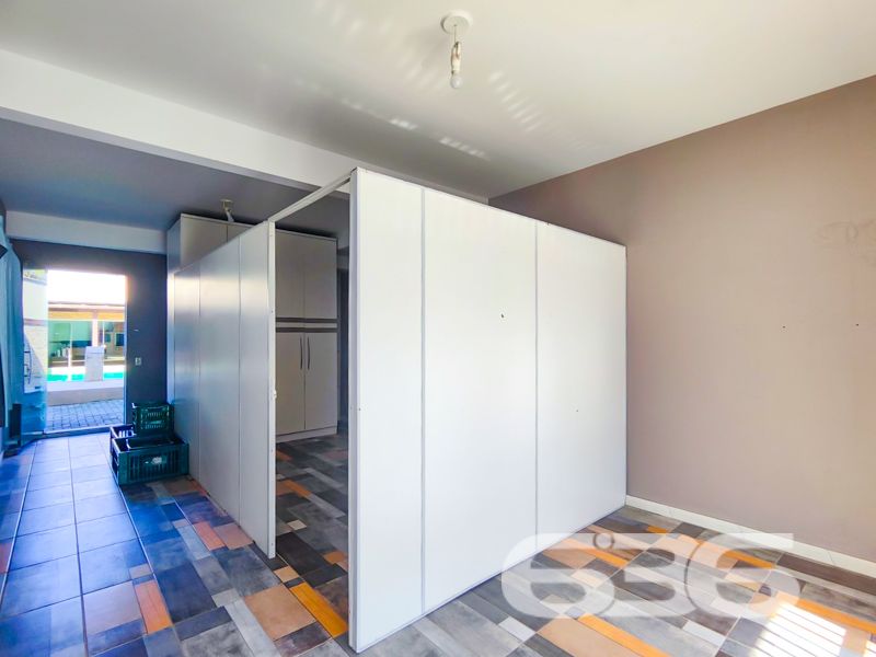 Imóvel diferenciado à venda no Centro de Balneário Barra do Sul – Ideal para morar e investir!

Apresentamos esta excelente oportunidade de aquisição de um imóvel com perfil misto – residencial e comercial – estrategicamente localizado no coração de Balneário Barra do Sul. São 550 m² de área construída sobre um amplo terreno plano e murado de 566 m².

O imóvel é composto por três edificações independentes, o que proporciona potencial de rendimento com locação e privacidade entre os espaços:

* Na parte frontal do terreno, há duas salas comerciais com acessos distintos, sendo uma com 90 m² e outra com 37 m², ideais para quem busca empreender ou gerar renda passiva com aluguéis.

* No piso superior, localizam-se dois apartamentos, cada um com cerca de 100 m² de área útil, contendo:
* 1 suíte + 2 dormitórios
* Sala de estar e cozinha integradas
* Área de serviço e sacada
* Ambientes bem planejados, confortáveis e com ótima incidência solar.

* Nos fundos do terreno, com acesso independente, encontra-se uma residência com 195 m², distribuída em:
* 3 suítes (sendo uma com closet)
* Sala de estar e jantar integradas
* Cozinha planejada
* Área gourmet com churrasqueira, fogão a lenha e forno de pizza
* Piscina aquecida
* Jardim e garagem coberta para dois veículos

Além disso, o imóvel possui:
* 9 banheiros no total
* 4 áreas de serviço
* Móveis sob medida nas cozinhas
* Ar-condicionado instalado
* Localização privilegiada: perto de vias de acesso, escolas, hospitais e serviços essenciais

Imóvel ideal para famílias grandes, investidores ou profissionais liberais que buscam espaço, rentabilidade e excelente localização.
 
636 NEGÓCIOS IMOBILIÁRIOS: A SUA MELHOR ESCOLHA
Com mais de 30 anos de experiência, a 636 Negócios Imobiliários é sua parceira ideal para encontrar o imóvel perfeito. Estamos prontos para ajudá-lo a fazer deste imóvel o seu novo lar.
 
Telefone: (47) 3451-0636
WhatsApp: (47) 99190-0636
 
Não perca esta oportunidade única. Visite nosso site para mais informações: i636.com.br
