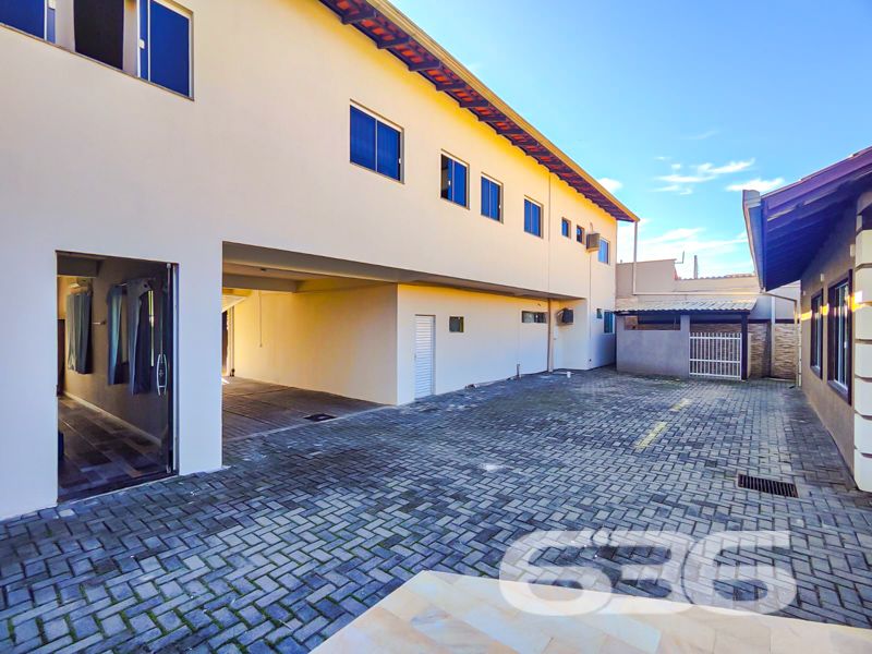 Imóvel diferenciado à venda no Centro de Balneário Barra do Sul – Ideal para morar e investir!

Apresentamos esta excelente oportunidade de aquisição de um imóvel com perfil misto – residencial e comercial – estrategicamente localizado no coração de Balneário Barra do Sul. São 550 m² de área construída sobre um amplo terreno plano e murado de 566 m².

O imóvel é composto por três edificações independentes, o que proporciona potencial de rendimento com locação e privacidade entre os espaços:

* Na parte frontal do terreno, há duas salas comerciais com acessos distintos, sendo uma com 90 m² e outra com 37 m², ideais para quem busca empreender ou gerar renda passiva com aluguéis.

* No piso superior, localizam-se dois apartamentos, cada um com cerca de 100 m² de área útil, contendo:
* 1 suíte + 2 dormitórios
* Sala de estar e cozinha integradas
* Área de serviço e sacada
* Ambientes bem planejados, confortáveis e com ótima incidência solar.

* Nos fundos do terreno, com acesso independente, encontra-se uma residência com 195 m², distribuída em:
* 3 suítes (sendo uma com closet)
* Sala de estar e jantar integradas
* Cozinha planejada
* Área gourmet com churrasqueira, fogão a lenha e forno de pizza
* Piscina aquecida
* Jardim e garagem coberta para dois veículos

Além disso, o imóvel possui:
* 9 banheiros no total
* 4 áreas de serviço
* Móveis sob medida nas cozinhas
* Ar-condicionado instalado
* Localização privilegiada: perto de vias de acesso, escolas, hospitais e serviços essenciais

Imóvel ideal para famílias grandes, investidores ou profissionais liberais que buscam espaço, rentabilidade e excelente localização.
 
636 NEGÓCIOS IMOBILIÁRIOS: A SUA MELHOR ESCOLHA
Com mais de 30 anos de experiência, a 636 Negócios Imobiliários é sua parceira ideal para encontrar o imóvel perfeito. Estamos prontos para ajudá-lo a fazer deste imóvel o seu novo lar.
 
Telefone: (47) 3451-0636
WhatsApp: (47) 99190-0636
 
Não perca esta oportunidade única. Visite nosso site para mais informações: i636.com.br