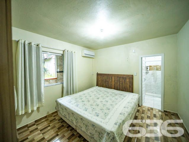 INVISTA NESTE IMÓVEL COMERCIAL E RESIDENCIAL COM FUNDOS PARA A LAGO EM BALNEÁRIO BARRA DO SUL.  

Situando-se primorosamente às margens da lagoa Maria Fernanda (uma das principais paisagens que embelezam a “Cidade do Encanto”), este esplêndido imóvel dispõe de grandíssimo potencial para uso comercial. O mesmo conta com forno de pizzas e coifa de cozinha industrial, vista privilegiada para a lagoa e banheiros externos para atender ao público.

A disposição do imóvel é 3 suítes estupendas, 2 dormitórios, sala de estar, cozinha, banheiro social, lavabo e 3 vagas de garagem coberta. São 215m² de área construída sobre consideráveis 584m² de terreno. Sua estrutura é toda em laje, com pintura caprichada e pisos de cerâmica.

Além disso, em função de sua localização, é possível se beneficiar da proximidade do Mercado Mar, da Brinquedoteca ao ar livre, da Padaria Dois Amores, do posto de gasolina Dibrape e diversos outros estabelecimentos comerciais.

Conquiste seu imóvel na praia. Ficou interessado? O que você está esperando!? Entre em contato conosco.

Fale com seu corretor:
Telefone | 47 3448-3636
WhatsApp | 47 99190-0636

Imobiliária 636