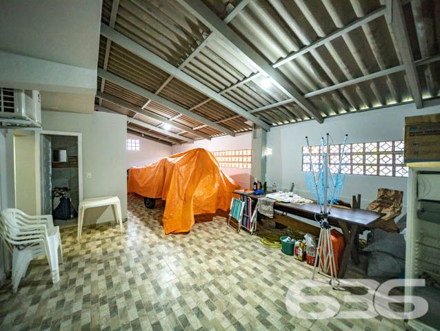 INVISTA NESTE IMÓVEL COMERCIAL E RESIDENCIAL COM FUNDOS PARA A LAGO EM BALNEÁRIO BARRA DO SUL.  

Situando-se primorosamente às margens da lagoa Maria Fernanda (uma das principais paisagens que embelezam a “Cidade do Encanto”), este esplêndido imóvel dispõe de grandíssimo potencial para uso comercial. O mesmo conta com forno de pizzas e coifa de cozinha industrial, vista privilegiada para a lagoa e banheiros externos para atender ao público.

A disposição do imóvel é 3 suítes estupendas, 2 dormitórios, sala de estar, cozinha, banheiro social, lavabo e 3 vagas de garagem coberta. São 215m² de área construída sobre consideráveis 584m² de terreno. Sua estrutura é toda em laje, com pintura caprichada e pisos de cerâmica.

Além disso, em função de sua localização, é possível se beneficiar da proximidade do Mercado Mar, da Brinquedoteca ao ar livre, da Padaria Dois Amores, do posto de gasolina Dibrape e diversos outros estabelecimentos comerciais.

Conquiste seu imóvel na praia. Ficou interessado? O que você está esperando!? Entre em contato conosco.

Fale com seu corretor:
Telefone | 47 3448-3636
WhatsApp | 47 99190-0636

Imobiliária 636