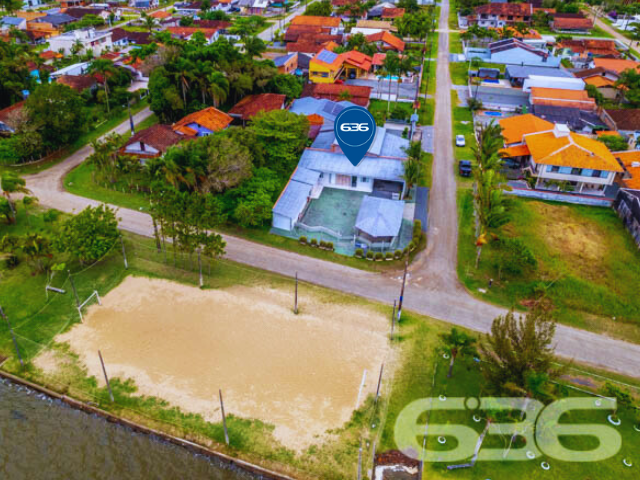 INVISTA NESTE IMÓVEL COMERCIAL E RESIDENCIAL COM FUNDOS PARA A LAGO EM BALNEÁRIO BARRA DO SUL.  

Situando-se primorosamente às margens da lagoa Maria Fernanda (uma das principais paisagens que embelezam a “Cidade do Encanto”), este esplêndido imóvel dispõe de grandíssimo potencial para uso comercial. O mesmo conta com forno de pizzas e coifa de cozinha industrial, vista privilegiada para a lagoa e banheiros externos para atender ao público.

A disposição do imóvel é 3 suítes estupendas, 2 dormitórios, sala de estar, cozinha, banheiro social, lavabo e 3 vagas de garagem coberta. São 215m² de área construída sobre consideráveis 584m² de terreno. Sua estrutura é toda em laje, com pintura caprichada e pisos de cerâmica.

Além disso, em função de sua localização, é possível se beneficiar da proximidade do Mercado Mar, da Brinquedoteca ao ar livre, da Padaria Dois Amores, do posto de gasolina Dibrape e diversos outros estabelecimentos comerciais.

Conquiste seu imóvel na praia. Ficou interessado? O que você está esperando!? Entre em contato conosco.

Fale com seu corretor:
Telefone | 47 3448-3636
WhatsApp | 47 99190-0636

Imobiliária 636