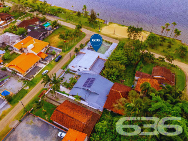 INVISTA NESTE IMÓVEL COMERCIAL E RESIDENCIAL COM FUNDOS PARA A LAGO EM BALNEÁRIO BARRA DO SUL.  

Situando-se primorosamente às margens da lagoa Maria Fernanda (uma das principais paisagens que embelezam a “Cidade do Encanto”), este esplêndido imóvel dispõe de grandíssimo potencial para uso comercial. O mesmo conta com forno de pizzas e coifa de cozinha industrial, vista privilegiada para a lagoa e banheiros externos para atender ao público.

A disposição do imóvel é 3 suítes estupendas, 2 dormitórios, sala de estar, cozinha, banheiro social, lavabo e 3 vagas de garagem coberta. São 215m² de área construída sobre consideráveis 584m² de terreno. Sua estrutura é toda em laje, com pintura caprichada e pisos de cerâmica.

Além disso, em função de sua localização, é possível se beneficiar da proximidade do Mercado Mar, da Brinquedoteca ao ar livre, da Padaria Dois Amores, do posto de gasolina Dibrape e diversos outros estabelecimentos comerciais.

Conquiste seu imóvel na praia. Ficou interessado? O que você está esperando!? Entre em contato conosco.

Fale com seu corretor:
Telefone | 47 3448-3636
WhatsApp | 47 99190-0636

Imobiliária 636