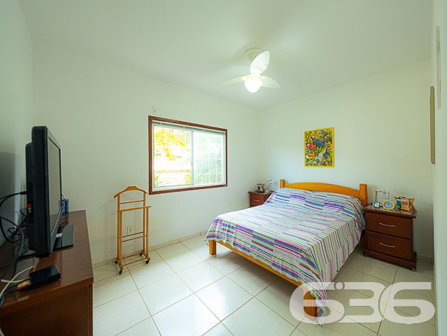 OPORTUNIDADE DE CASA COM 3 QUARTOS + OFICINA A APENAS 220 METROS DA LAGOA NO BAIRRO PINHEIROS EM BALNEÁRIO BARRA DO SUL
Que tal morar a poucos passos da lagoa e de todas as suas opções de lazer naturais? Aqui você pode praticar diferentes esportes, ver gente nova, levar as crianças para brincar no jardim, fazer uma caminhada no início da manhã, andar de bicicleta no final da tarde... as possibilidades são inúmeras!
Este é um sobrado de ótimo padrão de construção com 120m² de área construída sobre um belíssimo terreno situado no bairro Pinheiros próximo de todas as comodidades necessárias para sua rotina.
Sua composição dispõe de cômodos e ambientes amplos, bem arejados e com boa iluminação natural. São 3 dormitórios super confortáveis e espaçosos, sala de estar e sala de jantar, cozinha, banheiro social, lavabo, área de serviço e vagas para dois carros.
O jardim que há no terreno é capaz de criar uma atmosfera incrível no local, deixando o ambiente ainda mais agradável e encantador, com espaço de sobra para as crianças correrem e brincarem sem preocupação.
Além disso, o imóvel conta com uma oficina, um galpão que pode ser utilizado para a realização de trabalhos manuais, consertos ou qualquer outra atividade que você preferir.
Você não pode perder essa oportunidade! Saiba mais detalhes desse excelente imóvel agendando sua visita conosco.
Viva a vida que você deseja ter.
Fale com um de nossos corretores:
Telefone: (47) 3448-3636
WhatsApp: (47) 99190-0636
Imobiliária 636