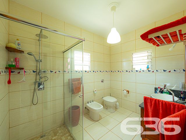 OPORTUNIDADE DE CASA COM 3 QUARTOS + OFICINA A APENAS 220 METROS DA LAGOA NO BAIRRO PINHEIROS EM BALNEÁRIO BARRA DO SUL
Que tal morar a poucos passos da lagoa e de todas as suas opções de lazer naturais? Aqui você pode praticar diferentes esportes, ver gente nova, levar as crianças para brincar no jardim, fazer uma caminhada no início da manhã, andar de bicicleta no final da tarde... as possibilidades são inúmeras!
Este é um sobrado de ótimo padrão de construção com 120m² de área construída sobre um belíssimo terreno situado no bairro Pinheiros próximo de todas as comodidades necessárias para sua rotina.
Sua composição dispõe de cômodos e ambientes amplos, bem arejados e com boa iluminação natural. São 3 dormitórios super confortáveis e espaçosos, sala de estar e sala de jantar, cozinha, banheiro social, lavabo, área de serviço e vagas para dois carros.
O jardim que há no terreno é capaz de criar uma atmosfera incrível no local, deixando o ambiente ainda mais agradável e encantador, com espaço de sobra para as crianças correrem e brincarem sem preocupação.
Além disso, o imóvel conta com uma oficina, um galpão que pode ser utilizado para a realização de trabalhos manuais, consertos ou qualquer outra atividade que você preferir.
Você não pode perder essa oportunidade! Saiba mais detalhes desse excelente imóvel agendando sua visita conosco.
Viva a vida que você deseja ter.
Fale com um de nossos corretores:
Telefone: (47) 3448-3636
WhatsApp: (47) 99190-0636
Imobiliária 636