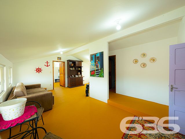 OPORTUNIDADE DE CASA COM 3 QUARTOS + OFICINA A APENAS 220 METROS DA LAGOA NO BAIRRO PINHEIROS EM BALNEÁRIO BARRA DO SUL
Que tal morar a poucos passos da lagoa e de todas as suas opções de lazer naturais? Aqui você pode praticar diferentes esportes, ver gente nova, levar as crianças para brincar no jardim, fazer uma caminhada no início da manhã, andar de bicicleta no final da tarde... as possibilidades são inúmeras!
Este é um sobrado de ótimo padrão de construção com 120m² de área construída sobre um belíssimo terreno situado no bairro Pinheiros próximo de todas as comodidades necessárias para sua rotina.
Sua composição dispõe de cômodos e ambientes amplos, bem arejados e com boa iluminação natural. São 3 dormitórios super confortáveis e espaçosos, sala de estar e sala de jantar, cozinha, banheiro social, lavabo, área de serviço e vagas para dois carros.
O jardim que há no terreno é capaz de criar uma atmosfera incrível no local, deixando o ambiente ainda mais agradável e encantador, com espaço de sobra para as crianças correrem e brincarem sem preocupação.
Além disso, o imóvel conta com uma oficina, um galpão que pode ser utilizado para a realização de trabalhos manuais, consertos ou qualquer outra atividade que você preferir.
Você não pode perder essa oportunidade! Saiba mais detalhes desse excelente imóvel agendando sua visita conosco.
Viva a vida que você deseja ter.
Fale com um de nossos corretores:
Telefone: (47) 3448-3636
WhatsApp: (47) 99190-0636
Imobiliária 636