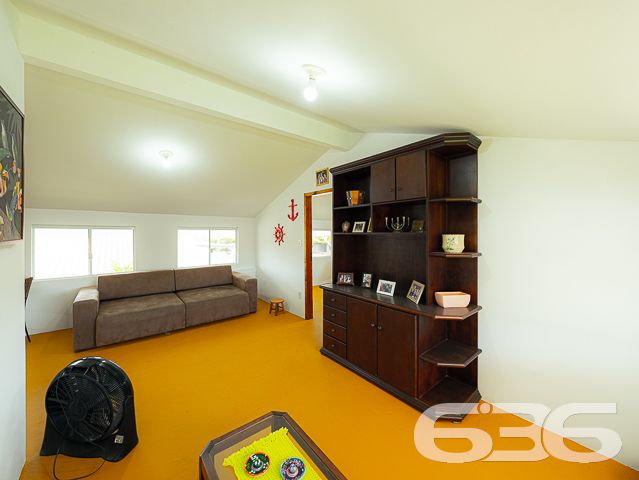 OPORTUNIDADE DE CASA COM 3 QUARTOS + OFICINA A APENAS 220 METROS DA LAGOA NO BAIRRO PINHEIROS EM BALNEÁRIO BARRA DO SUL
Que tal morar a poucos passos da lagoa e de todas as suas opções de lazer naturais? Aqui você pode praticar diferentes esportes, ver gente nova, levar as crianças para brincar no jardim, fazer uma caminhada no início da manhã, andar de bicicleta no final da tarde... as possibilidades são inúmeras!
Este é um sobrado de ótimo padrão de construção com 120m² de área construída sobre um belíssimo terreno situado no bairro Pinheiros próximo de todas as comodidades necessárias para sua rotina.
Sua composição dispõe de cômodos e ambientes amplos, bem arejados e com boa iluminação natural. São 3 dormitórios super confortáveis e espaçosos, sala de estar e sala de jantar, cozinha, banheiro social, lavabo, área de serviço e vagas para dois carros.
O jardim que há no terreno é capaz de criar uma atmosfera incrível no local, deixando o ambiente ainda mais agradável e encantador, com espaço de sobra para as crianças correrem e brincarem sem preocupação.
Além disso, o imóvel conta com uma oficina, um galpão que pode ser utilizado para a realização de trabalhos manuais, consertos ou qualquer outra atividade que você preferir.
Você não pode perder essa oportunidade! Saiba mais detalhes desse excelente imóvel agendando sua visita conosco.
Viva a vida que você deseja ter.
Fale com um de nossos corretores:
Telefone: (47) 3448-3636
WhatsApp: (47) 99190-0636
Imobiliária 636