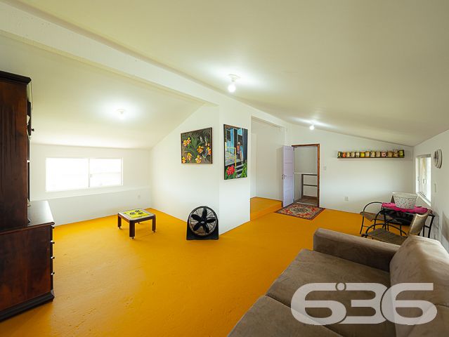 OPORTUNIDADE DE CASA COM 3 QUARTOS + OFICINA A APENAS 220 METROS DA LAGOA NO BAIRRO PINHEIROS EM BALNEÁRIO BARRA DO SUL
Que tal morar a poucos passos da lagoa e de todas as suas opções de lazer naturais? Aqui você pode praticar diferentes esportes, ver gente nova, levar as crianças para brincar no jardim, fazer uma caminhada no início da manhã, andar de bicicleta no final da tarde... as possibilidades são inúmeras!
Este é um sobrado de ótimo padrão de construção com 120m² de área construída sobre um belíssimo terreno situado no bairro Pinheiros próximo de todas as comodidades necessárias para sua rotina.
Sua composição dispõe de cômodos e ambientes amplos, bem arejados e com boa iluminação natural. São 3 dormitórios super confortáveis e espaçosos, sala de estar e sala de jantar, cozinha, banheiro social, lavabo, área de serviço e vagas para dois carros.
O jardim que há no terreno é capaz de criar uma atmosfera incrível no local, deixando o ambiente ainda mais agradável e encantador, com espaço de sobra para as crianças correrem e brincarem sem preocupação.
Além disso, o imóvel conta com uma oficina, um galpão que pode ser utilizado para a realização de trabalhos manuais, consertos ou qualquer outra atividade que você preferir.
Você não pode perder essa oportunidade! Saiba mais detalhes desse excelente imóvel agendando sua visita conosco.
Viva a vida que você deseja ter.
Fale com um de nossos corretores:
Telefone: (47) 3448-3636
WhatsApp: (47) 99190-0636
Imobiliária 636