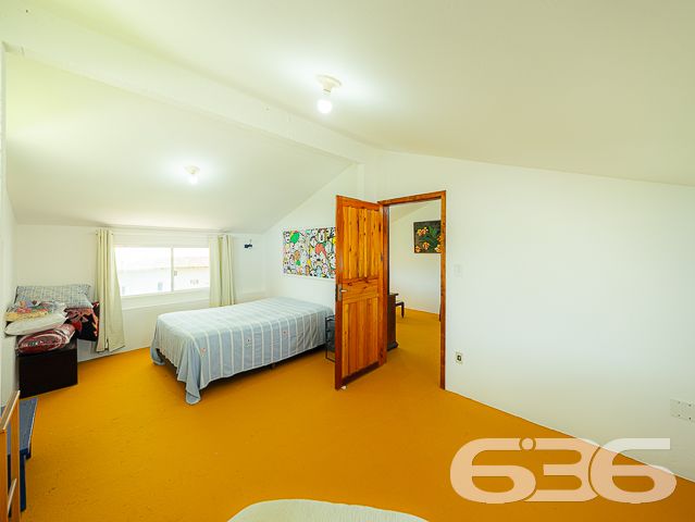 OPORTUNIDADE DE CASA COM 3 QUARTOS + OFICINA A APENAS 220 METROS DA LAGOA NO BAIRRO PINHEIROS EM BALNEÁRIO BARRA DO SUL
Que tal morar a poucos passos da lagoa e de todas as suas opções de lazer naturais? Aqui você pode praticar diferentes esportes, ver gente nova, levar as crianças para brincar no jardim, fazer uma caminhada no início da manhã, andar de bicicleta no final da tarde... as possibilidades são inúmeras!
Este é um sobrado de ótimo padrão de construção com 120m² de área construída sobre um belíssimo terreno situado no bairro Pinheiros próximo de todas as comodidades necessárias para sua rotina.
Sua composição dispõe de cômodos e ambientes amplos, bem arejados e com boa iluminação natural. São 3 dormitórios super confortáveis e espaçosos, sala de estar e sala de jantar, cozinha, banheiro social, lavabo, área de serviço e vagas para dois carros.
O jardim que há no terreno é capaz de criar uma atmosfera incrível no local, deixando o ambiente ainda mais agradável e encantador, com espaço de sobra para as crianças correrem e brincarem sem preocupação.
Além disso, o imóvel conta com uma oficina, um galpão que pode ser utilizado para a realização de trabalhos manuais, consertos ou qualquer outra atividade que você preferir.
Você não pode perder essa oportunidade! Saiba mais detalhes desse excelente imóvel agendando sua visita conosco.
Viva a vida que você deseja ter.
Fale com um de nossos corretores:
Telefone: (47) 3448-3636
WhatsApp: (47) 99190-0636
Imobiliária 636