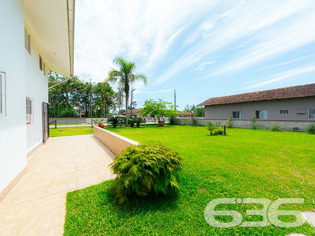 OPORTUNIDADE DE CASA COM 3 QUARTOS + OFICINA A APENAS 220 METROS DA LAGOA NO BAIRRO PINHEIROS EM BALNEÁRIO BARRA DO SUL
Que tal morar a poucos passos da lagoa e de todas as suas opções de lazer naturais? Aqui você pode praticar diferentes esportes, ver gente nova, levar as crianças para brincar no jardim, fazer uma caminhada no início da manhã, andar de bicicleta no final da tarde... as possibilidades são inúmeras!
Este é um sobrado de ótimo padrão de construção com 120m² de área construída sobre um belíssimo terreno situado no bairro Pinheiros próximo de todas as comodidades necessárias para sua rotina.
Sua composição dispõe de cômodos e ambientes amplos, bem arejados e com boa iluminação natural. São 3 dormitórios super confortáveis e espaçosos, sala de estar e sala de jantar, cozinha, banheiro social, lavabo, área de serviço e vagas para dois carros.
O jardim que há no terreno é capaz de criar uma atmosfera incrível no local, deixando o ambiente ainda mais agradável e encantador, com espaço de sobra para as crianças correrem e brincarem sem preocupação.
Além disso, o imóvel conta com uma oficina, um galpão que pode ser utilizado para a realização de trabalhos manuais, consertos ou qualquer outra atividade que você preferir.
Você não pode perder essa oportunidade! Saiba mais detalhes desse excelente imóvel agendando sua visita conosco.
Viva a vida que você deseja ter.
Fale com um de nossos corretores:
Telefone: (47) 3448-3636
WhatsApp: (47) 99190-0636
Imobiliária 636