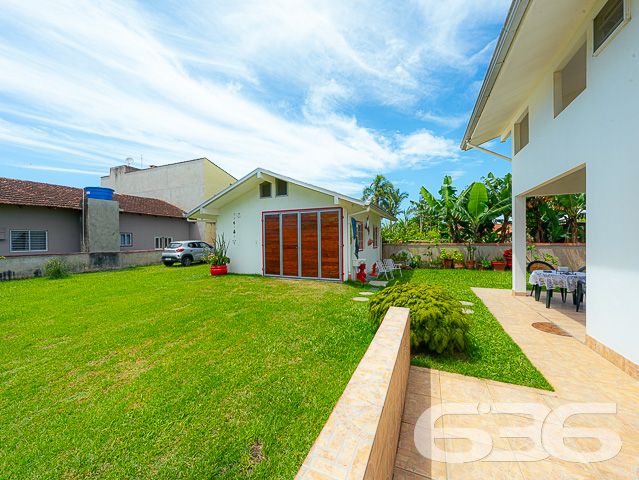 OPORTUNIDADE DE CASA COM 3 QUARTOS + OFICINA A APENAS 220 METROS DA LAGOA NO BAIRRO PINHEIROS EM BALNEÁRIO BARRA DO SUL
Que tal morar a poucos passos da lagoa e de todas as suas opções de lazer naturais? Aqui você pode praticar diferentes esportes, ver gente nova, levar as crianças para brincar no jardim, fazer uma caminhada no início da manhã, andar de bicicleta no final da tarde... as possibilidades são inúmeras!
Este é um sobrado de ótimo padrão de construção com 120m² de área construída sobre um belíssimo terreno situado no bairro Pinheiros próximo de todas as comodidades necessárias para sua rotina.
Sua composição dispõe de cômodos e ambientes amplos, bem arejados e com boa iluminação natural. São 3 dormitórios super confortáveis e espaçosos, sala de estar e sala de jantar, cozinha, banheiro social, lavabo, área de serviço e vagas para dois carros.
O jardim que há no terreno é capaz de criar uma atmosfera incrível no local, deixando o ambiente ainda mais agradável e encantador, com espaço de sobra para as crianças correrem e brincarem sem preocupação.
Além disso, o imóvel conta com uma oficina, um galpão que pode ser utilizado para a realização de trabalhos manuais, consertos ou qualquer outra atividade que você preferir.
Você não pode perder essa oportunidade! Saiba mais detalhes desse excelente imóvel agendando sua visita conosco.
Viva a vida que você deseja ter.
Fale com um de nossos corretores:
Telefone: (47) 3448-3636
WhatsApp: (47) 99190-0636
Imobiliária 636