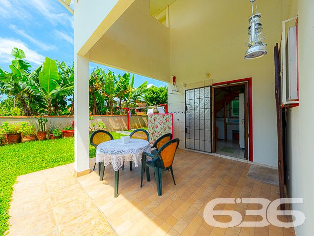 OPORTUNIDADE DE CASA COM 3 QUARTOS + OFICINA A APENAS 220 METROS DA LAGOA NO BAIRRO PINHEIROS EM BALNEÁRIO BARRA DO SUL
Que tal morar a poucos passos da lagoa e de todas as suas opções de lazer naturais? Aqui você pode praticar diferentes esportes, ver gente nova, levar as crianças para brincar no jardim, fazer uma caminhada no início da manhã, andar de bicicleta no final da tarde... as possibilidades são inúmeras!
Este é um sobrado de ótimo padrão de construção com 120m² de área construída sobre um belíssimo terreno situado no bairro Pinheiros próximo de todas as comodidades necessárias para sua rotina.
Sua composição dispõe de cômodos e ambientes amplos, bem arejados e com boa iluminação natural. São 3 dormitórios super confortáveis e espaçosos, sala de estar e sala de jantar, cozinha, banheiro social, lavabo, área de serviço e vagas para dois carros.
O jardim que há no terreno é capaz de criar uma atmosfera incrível no local, deixando o ambiente ainda mais agradável e encantador, com espaço de sobra para as crianças correrem e brincarem sem preocupação.
Além disso, o imóvel conta com uma oficina, um galpão que pode ser utilizado para a realização de trabalhos manuais, consertos ou qualquer outra atividade que você preferir.
Você não pode perder essa oportunidade! Saiba mais detalhes desse excelente imóvel agendando sua visita conosco.
Viva a vida que você deseja ter.
Fale com um de nossos corretores:
Telefone: (47) 3448-3636
WhatsApp: (47) 99190-0636
Imobiliária 636