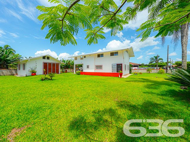 OPORTUNIDADE DE CASA COM 3 QUARTOS + OFICINA A APENAS 220 METROS DA LAGOA NO BAIRRO PINHEIROS EM BALNEÁRIO BARRA DO SUL
Que tal morar a poucos passos da lagoa e de todas as suas opções de lazer naturais? Aqui você pode praticar diferentes esportes, ver gente nova, levar as crianças para brincar no jardim, fazer uma caminhada no início da manhã, andar de bicicleta no final da tarde... as possibilidades são inúmeras!
Este é um sobrado de ótimo padrão de construção com 120m² de área construída sobre um belíssimo terreno situado no bairro Pinheiros próximo de todas as comodidades necessárias para sua rotina.
Sua composição dispõe de cômodos e ambientes amplos, bem arejados e com boa iluminação natural. São 3 dormitórios super confortáveis e espaçosos, sala de estar e sala de jantar, cozinha, banheiro social, lavabo, área de serviço e vagas para dois carros.
O jardim que há no terreno é capaz de criar uma atmosfera incrível no local, deixando o ambiente ainda mais agradável e encantador, com espaço de sobra para as crianças correrem e brincarem sem preocupação.
Além disso, o imóvel conta com uma oficina, um galpão que pode ser utilizado para a realização de trabalhos manuais, consertos ou qualquer outra atividade que você preferir.
Você não pode perder essa oportunidade! Saiba mais detalhes desse excelente imóvel agendando sua visita conosco.
Viva a vida que você deseja ter.
Fale com um de nossos corretores:
Telefone: (47) 3448-3636
WhatsApp: (47) 99190-0636
Imobiliária 636