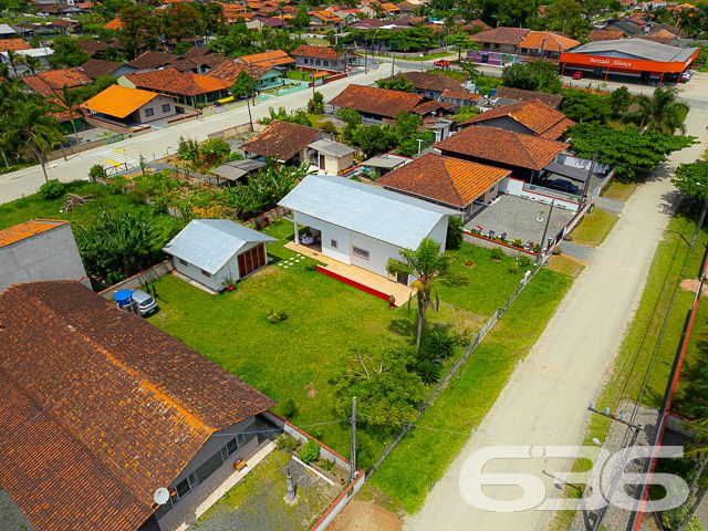 OPORTUNIDADE DE CASA COM 3 QUARTOS + OFICINA A APENAS 220 METROS DA LAGOA NO BAIRRO PINHEIROS EM BALNEÁRIO BARRA DO SUL
Que tal morar a poucos passos da lagoa e de todas as suas opções de lazer naturais? Aqui você pode praticar diferentes esportes, ver gente nova, levar as crianças para brincar no jardim, fazer uma caminhada no início da manhã, andar de bicicleta no final da tarde... as possibilidades são inúmeras!
Este é um sobrado de ótimo padrão de construção com 120m² de área construída sobre um belíssimo terreno situado no bairro Pinheiros próximo de todas as comodidades necessárias para sua rotina.
Sua composição dispõe de cômodos e ambientes amplos, bem arejados e com boa iluminação natural. São 3 dormitórios super confortáveis e espaçosos, sala de estar e sala de jantar, cozinha, banheiro social, lavabo, área de serviço e vagas para dois carros.
O jardim que há no terreno é capaz de criar uma atmosfera incrível no local, deixando o ambiente ainda mais agradável e encantador, com espaço de sobra para as crianças correrem e brincarem sem preocupação.
Além disso, o imóvel conta com uma oficina, um galpão que pode ser utilizado para a realização de trabalhos manuais, consertos ou qualquer outra atividade que você preferir.
Você não pode perder essa oportunidade! Saiba mais detalhes desse excelente imóvel agendando sua visita conosco.
Viva a vida que você deseja ter.
Fale com um de nossos corretores:
Telefone: (47) 3448-3636
WhatsApp: (47) 99190-0636
Imobiliária 636