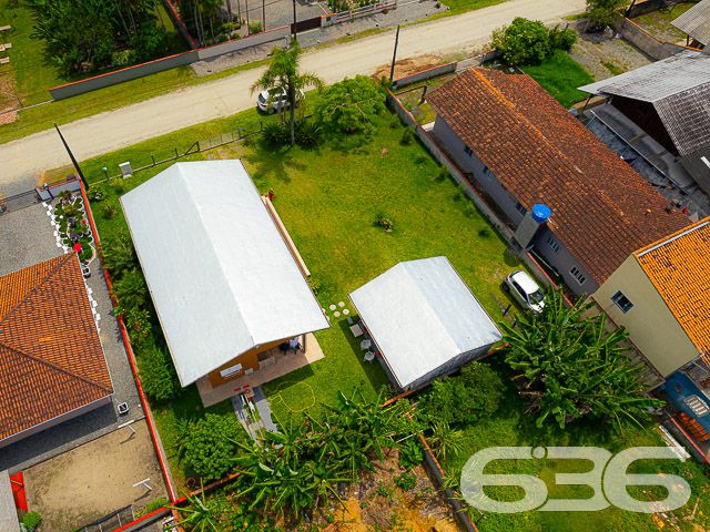 OPORTUNIDADE DE CASA COM 3 QUARTOS + OFICINA A APENAS 220 METROS DA LAGOA NO BAIRRO PINHEIROS EM BALNEÁRIO BARRA DO SUL
Que tal morar a poucos passos da lagoa e de todas as suas opções de lazer naturais? Aqui você pode praticar diferentes esportes, ver gente nova, levar as crianças para brincar no jardim, fazer uma caminhada no início da manhã, andar de bicicleta no final da tarde... as possibilidades são inúmeras!
Este é um sobrado de ótimo padrão de construção com 120m² de área construída sobre um belíssimo terreno situado no bairro Pinheiros próximo de todas as comodidades necessárias para sua rotina.
Sua composição dispõe de cômodos e ambientes amplos, bem arejados e com boa iluminação natural. São 3 dormitórios super confortáveis e espaçosos, sala de estar e sala de jantar, cozinha, banheiro social, lavabo, área de serviço e vagas para dois carros.
O jardim que há no terreno é capaz de criar uma atmosfera incrível no local, deixando o ambiente ainda mais agradável e encantador, com espaço de sobra para as crianças correrem e brincarem sem preocupação.
Além disso, o imóvel conta com uma oficina, um galpão que pode ser utilizado para a realização de trabalhos manuais, consertos ou qualquer outra atividade que você preferir.
Você não pode perder essa oportunidade! Saiba mais detalhes desse excelente imóvel agendando sua visita conosco.
Viva a vida que você deseja ter.
Fale com um de nossos corretores:
Telefone: (47) 3448-3636
WhatsApp: (47) 99190-0636
Imobiliária 636