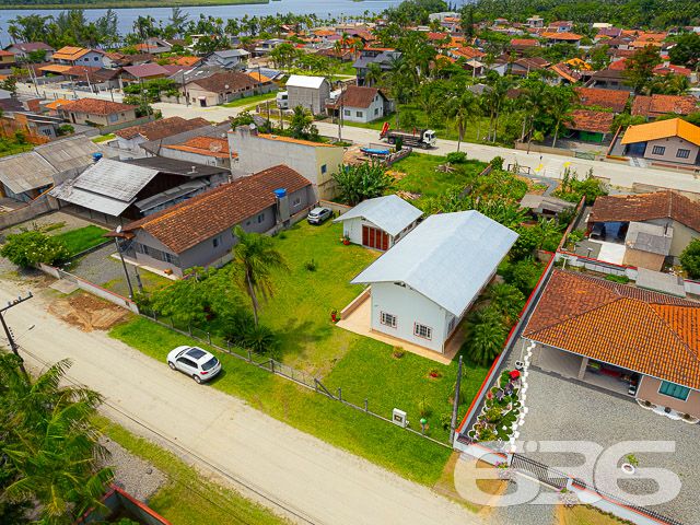 OPORTUNIDADE DE CASA COM 3 QUARTOS + OFICINA A APENAS 220 METROS DA LAGOA NO BAIRRO PINHEIROS EM BALNEÁRIO BARRA DO SUL
Que tal morar a poucos passos da lagoa e de todas as suas opções de lazer naturais? Aqui você pode praticar diferentes esportes, ver gente nova, levar as crianças para brincar no jardim, fazer uma caminhada no início da manhã, andar de bicicleta no final da tarde... as possibilidades são inúmeras!
Este é um sobrado de ótimo padrão de construção com 120m² de área construída sobre um belíssimo terreno situado no bairro Pinheiros próximo de todas as comodidades necessárias para sua rotina.
Sua composição dispõe de cômodos e ambientes amplos, bem arejados e com boa iluminação natural. São 3 dormitórios super confortáveis e espaçosos, sala de estar e sala de jantar, cozinha, banheiro social, lavabo, área de serviço e vagas para dois carros.
O jardim que há no terreno é capaz de criar uma atmosfera incrível no local, deixando o ambiente ainda mais agradável e encantador, com espaço de sobra para as crianças correrem e brincarem sem preocupação.
Além disso, o imóvel conta com uma oficina, um galpão que pode ser utilizado para a realização de trabalhos manuais, consertos ou qualquer outra atividade que você preferir.
Você não pode perder essa oportunidade! Saiba mais detalhes desse excelente imóvel agendando sua visita conosco.
Viva a vida que você deseja ter.
Fale com um de nossos corretores:
Telefone: (47) 3448-3636
WhatsApp: (47) 99190-0636
Imobiliária 636