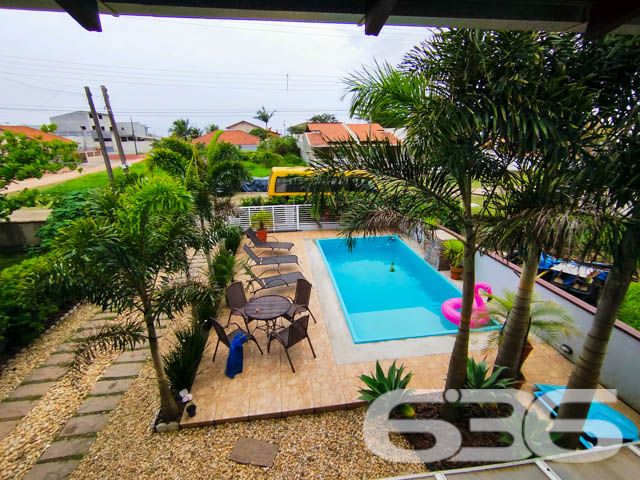 Descubra o Refúgio dos Seus Sonhos em Balneário Barra do Sul!

Se você busca conforto, privacidade e uma conexão direta com a natureza, este sobrado em Balneário Barra do Sul, no bairro Salinas, é a escolha perfeita para a sua família. Este imóvel de 200m² combina elegância, funcionalidade e espaços aconchegantes para criar o lar ideal para quem deseja viver momentos inesquecíveis.

Destaques do imóvel:

3 vagas de garagem;
2 dormitórios amplos, 1 suíte com sacada privativa;
2 banheiros completos e 1 lavabo, garantindo conforto e praticidade para o dia a dia;
Sala de estar e jantar integradas, proporcionando um ambiente perfeito para receber amigos e familiares;
Cozinha planejada com acesso direto à área externa;
Área de festas com churrasqueira e fogão a lenha, ideal para os momentos de lazer em família;
Piscina privativa, perfeita para se refrescar nos dias quentes;
Sacada ampla, com vista para o jardim e piscina;
Amplo quintal com espaço para pets e um ambiente relaxante com redes e jardim decorativo;

Imóvel todo murado, garantindo privacidade e segurança.
O sobrado está localizado com fácil acesso às principais vias da cidade. A proximidade com o mar torna este imóvel ainda mais atrativo para quem deseja viver perto da natureza e das belezas de Balneário Barra do Sul.

Este é o imóvel perfeito para quem procura conforto, lazer e um espaço agradável para viver com a família. Não perca essa oportunidade! Agende já sua visita com um dos nossos corretores e venha conhecer o seu novo lar!
 
636 NEGÓCIOS IMOBILIÁRIOS: A SUA MELHOR ESCOLHA
Com mais de 30 anos de experiência, a 636 Negócios Imobiliários é sua parceira ideal para encontrar o imóvel perfeito. Estamos prontos para ajudá-lo a fazer deste imóvel o seu novo lar.
 
Telefone: (47) 3451-0636
WhatsApp: (47) 99190-0636
 
Não perca esta oportunidade única. Visite nosso site para mais informações: i636.com.br