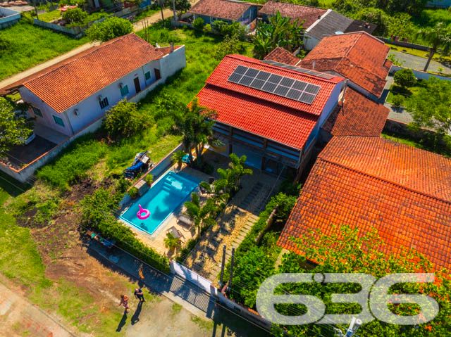 Descubra o Refúgio dos Seus Sonhos em Balneário Barra do Sul!

Se você busca conforto, privacidade e uma conexão direta com a natureza, este sobrado em Balneário Barra do Sul, no bairro Salinas, é a escolha perfeita para a sua família. Este imóvel de 200m² combina elegância, funcionalidade e espaços aconchegantes para criar o lar ideal para quem deseja viver momentos inesquecíveis.

Destaques do imóvel:

3 vagas de garagem;
2 dormitórios amplos, 1 suíte com sacada privativa;
2 banheiros completos e 1 lavabo, garantindo conforto e praticidade para o dia a dia;
Sala de estar e jantar integradas, proporcionando um ambiente perfeito para receber amigos e familiares;
Cozinha planejada com acesso direto à área externa;
Área de festas com churrasqueira e fogão a lenha, ideal para os momentos de lazer em família;
Piscina privativa, perfeita para se refrescar nos dias quentes;
Sacada ampla, com vista para o jardim e piscina;
Amplo quintal com espaço para pets e um ambiente relaxante com redes e jardim decorativo;

Imóvel todo murado, garantindo privacidade e segurança.
O sobrado está localizado com fácil acesso às principais vias da cidade. A proximidade com o mar torna este imóvel ainda mais atrativo para quem deseja viver perto da natureza e das belezas de Balneário Barra do Sul.

Este é o imóvel perfeito para quem procura conforto, lazer e um espaço agradável para viver com a família. Não perca essa oportunidade! Agende já sua visita com um dos nossos corretores e venha conhecer o seu novo lar!
 
636 NEGÓCIOS IMOBILIÁRIOS: A SUA MELHOR ESCOLHA
Com mais de 30 anos de experiência, a 636 Negócios Imobiliários é sua parceira ideal para encontrar o imóvel perfeito. Estamos prontos para ajudá-lo a fazer deste imóvel o seu novo lar.
 
Telefone: (47) 3451-0636
WhatsApp: (47) 99190-0636
 
Não perca esta oportunidade única. Visite nosso site para mais informações: i636.com.br