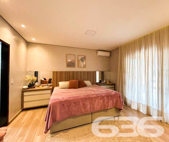 Descubra o Refúgio dos Seus Sonhos em Balneário Barra do Sul!

Se você busca conforto, privacidade e uma conexão direta com a natureza, este sobrado em Balneário Barra do Sul, no bairro Salinas, é a escolha perfeita para a sua família. Este imóvel de 200m² combina elegância, funcionalidade e espaços aconchegantes para criar o lar ideal para quem deseja viver momentos inesquecíveis.

Destaques do imóvel:

3 vagas de garagem;
2 dormitórios amplos, 1 suíte com sacada privativa;
2 banheiros completos e 1 lavabo, garantindo conforto e praticidade para o dia a dia;
Sala de estar e jantar integradas, proporcionando um ambiente perfeito para receber amigos e familiares;
Cozinha planejada com acesso direto à área externa;
Área de festas com churrasqueira e fogão a lenha, ideal para os momentos de lazer em família;
Piscina privativa, perfeita para se refrescar nos dias quentes;
Sacada ampla, com vista para o jardim e piscina;
Amplo quintal com espaço para pets e um ambiente relaxante com redes e jardim decorativo;

Imóvel todo murado, garantindo privacidade e segurança.
O sobrado está localizado com fácil acesso às principais vias da cidade. A proximidade com o mar torna este imóvel ainda mais atrativo para quem deseja viver perto da natureza e das belezas de Balneário Barra do Sul.

Este é o imóvel perfeito para quem procura conforto, lazer e um espaço agradável para viver com a família. Não perca essa oportunidade! Agende já sua visita com um dos nossos corretores e venha conhecer o seu novo lar!
 
636 NEGÓCIOS IMOBILIÁRIOS: A SUA MELHOR ESCOLHA
Com mais de 30 anos de experiência, a 636 Negócios Imobiliários é sua parceira ideal para encontrar o imóvel perfeito. Estamos prontos para ajudá-lo a fazer deste imóvel o seu novo lar.
 
Telefone: (47) 3451-0636
WhatsApp: (47) 99190-0636
 
Não perca esta oportunidade única. Visite nosso site para mais informações: i636.com.br