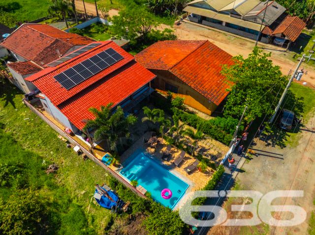 Descubra o Refúgio dos Seus Sonhos em Balneário Barra do Sul!

Se você busca conforto, privacidade e uma conexão direta com a natureza, este sobrado em Balneário Barra do Sul, no bairro Salinas, é a escolha perfeita para a sua família. Este imóvel de 200m² combina elegância, funcionalidade e espaços aconchegantes para criar o lar ideal para quem deseja viver momentos inesquecíveis.

Destaques do imóvel:

3 vagas de garagem;
2 dormitórios amplos, 1 suíte com sacada privativa;
2 banheiros completos e 1 lavabo, garantindo conforto e praticidade para o dia a dia;
Sala de estar e jantar integradas, proporcionando um ambiente perfeito para receber amigos e familiares;
Cozinha planejada com acesso direto à área externa;
Área de festas com churrasqueira e fogão a lenha, ideal para os momentos de lazer em família;
Piscina privativa, perfeita para se refrescar nos dias quentes;
Sacada ampla, com vista para o jardim e piscina;
Amplo quintal com espaço para pets e um ambiente relaxante com redes e jardim decorativo;

Imóvel todo murado, garantindo privacidade e segurança.
O sobrado está localizado com fácil acesso às principais vias da cidade. A proximidade com o mar torna este imóvel ainda mais atrativo para quem deseja viver perto da natureza e das belezas de Balneário Barra do Sul.

Este é o imóvel perfeito para quem procura conforto, lazer e um espaço agradável para viver com a família. Não perca essa oportunidade! Agende já sua visita com um dos nossos corretores e venha conhecer o seu novo lar!
 
636 NEGÓCIOS IMOBILIÁRIOS: A SUA MELHOR ESCOLHA
Com mais de 30 anos de experiência, a 636 Negócios Imobiliários é sua parceira ideal para encontrar o imóvel perfeito. Estamos prontos para ajudá-lo a fazer deste imóvel o seu novo lar.
 
Telefone: (47) 3451-0636
WhatsApp: (47) 99190-0636
 
Não perca esta oportunidade única. Visite nosso site para mais informações: i636.com.br
