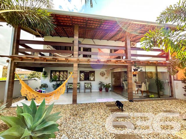 Descubra o Refúgio dos Seus Sonhos em Balneário Barra do Sul!

Se você busca conforto, privacidade e uma conexão direta com a natureza, este sobrado em Balneário Barra do Sul, no bairro Salinas, é a escolha perfeita para a sua família. Este imóvel de 200m² combina elegância, funcionalidade e espaços aconchegantes para criar o lar ideal para quem deseja viver momentos inesquecíveis.

Destaques do imóvel:

3 vagas de garagem;
2 dormitórios amplos, 1 suíte com sacada privativa;
2 banheiros completos e 1 lavabo, garantindo conforto e praticidade para o dia a dia;
Sala de estar e jantar integradas, proporcionando um ambiente perfeito para receber amigos e familiares;
Cozinha planejada com acesso direto à área externa;
Área de festas com churrasqueira e fogão a lenha, ideal para os momentos de lazer em família;
Piscina privativa, perfeita para se refrescar nos dias quentes;
Sacada ampla, com vista para o jardim e piscina;
Amplo quintal com espaço para pets e um ambiente relaxante com redes e jardim decorativo;

Imóvel todo murado, garantindo privacidade e segurança.
O sobrado está localizado com fácil acesso às principais vias da cidade. A proximidade com o mar torna este imóvel ainda mais atrativo para quem deseja viver perto da natureza e das belezas de Balneário Barra do Sul.

Este é o imóvel perfeito para quem procura conforto, lazer e um espaço agradável para viver com a família. Não perca essa oportunidade! Agende já sua visita com um dos nossos corretores e venha conhecer o seu novo lar!
 
636 NEGÓCIOS IMOBILIÁRIOS: A SUA MELHOR ESCOLHA
Com mais de 30 anos de experiência, a 636 Negócios Imobiliários é sua parceira ideal para encontrar o imóvel perfeito. Estamos prontos para ajudá-lo a fazer deste imóvel o seu novo lar.
 
Telefone: (47) 3451-0636
WhatsApp: (47) 99190-0636
 
Não perca esta oportunidade única. Visite nosso site para mais informações: i636.com.br