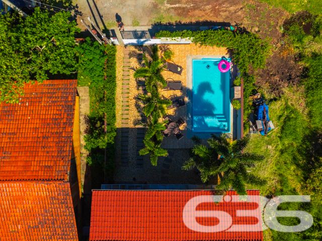 Descubra o Refúgio dos Seus Sonhos em Balneário Barra do Sul!

Se você busca conforto, privacidade e uma conexão direta com a natureza, este sobrado em Balneário Barra do Sul, no bairro Salinas, é a escolha perfeita para a sua família. Este imóvel de 200m² combina elegância, funcionalidade e espaços aconchegantes para criar o lar ideal para quem deseja viver momentos inesquecíveis.

Destaques do imóvel:

3 vagas de garagem;
2 dormitórios amplos, 1 suíte com sacada privativa;
2 banheiros completos e 1 lavabo, garantindo conforto e praticidade para o dia a dia;
Sala de estar e jantar integradas, proporcionando um ambiente perfeito para receber amigos e familiares;
Cozinha planejada com acesso direto à área externa;
Área de festas com churrasqueira e fogão a lenha, ideal para os momentos de lazer em família;
Piscina privativa, perfeita para se refrescar nos dias quentes;
Sacada ampla, com vista para o jardim e piscina;
Amplo quintal com espaço para pets e um ambiente relaxante com redes e jardim decorativo;

Imóvel todo murado, garantindo privacidade e segurança.
O sobrado está localizado com fácil acesso às principais vias da cidade. A proximidade com o mar torna este imóvel ainda mais atrativo para quem deseja viver perto da natureza e das belezas de Balneário Barra do Sul.

Este é o imóvel perfeito para quem procura conforto, lazer e um espaço agradável para viver com a família. Não perca essa oportunidade! Agende já sua visita com um dos nossos corretores e venha conhecer o seu novo lar!
 
636 NEGÓCIOS IMOBILIÁRIOS: A SUA MELHOR ESCOLHA
Com mais de 30 anos de experiência, a 636 Negócios Imobiliários é sua parceira ideal para encontrar o imóvel perfeito. Estamos prontos para ajudá-lo a fazer deste imóvel o seu novo lar.
 
Telefone: (47) 3451-0636
WhatsApp: (47) 99190-0636
 
Não perca esta oportunidade única. Visite nosso site para mais informações: i636.com.br